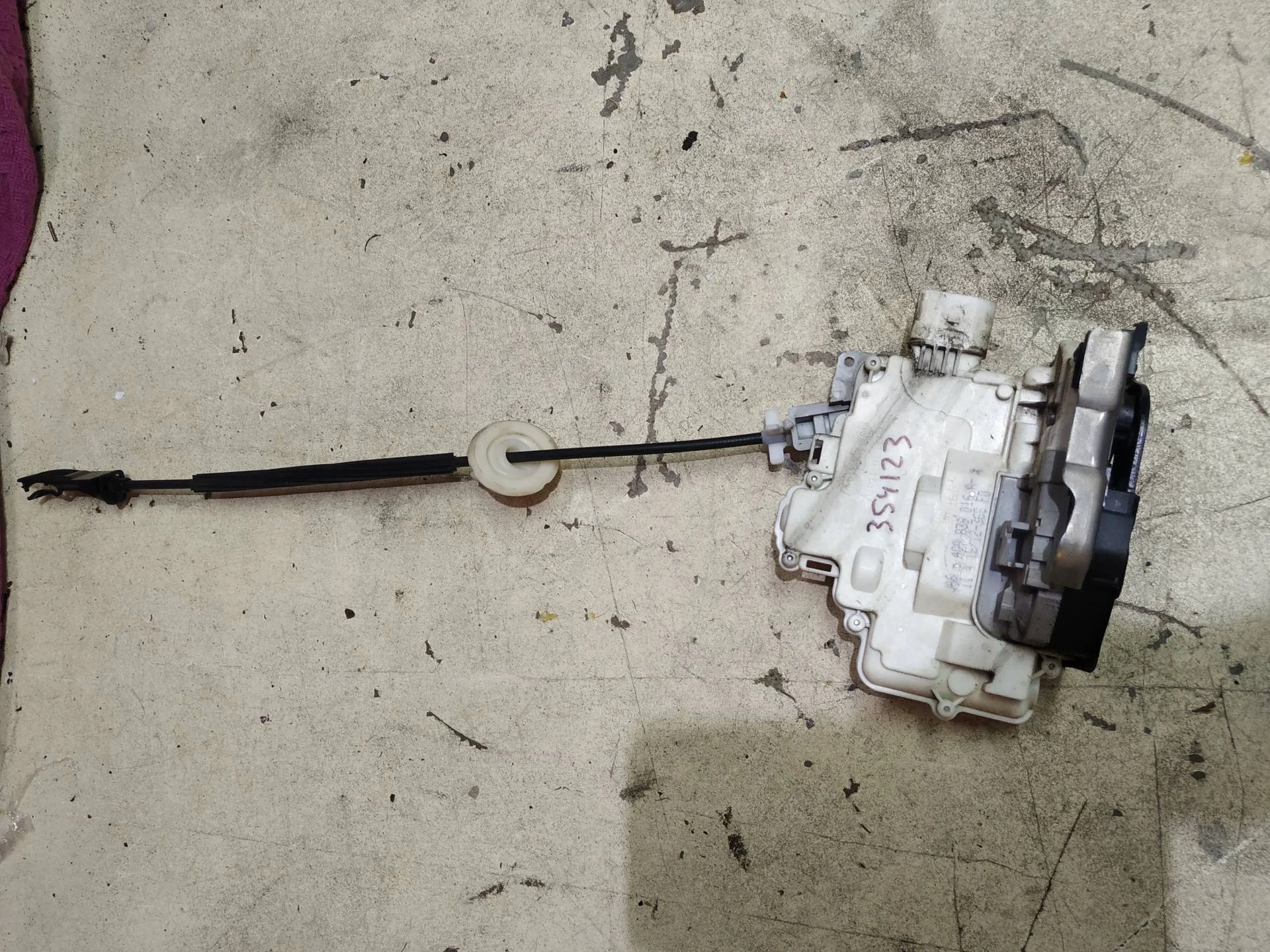 замок двери задней правой Volkswagen Touareg 2  2013