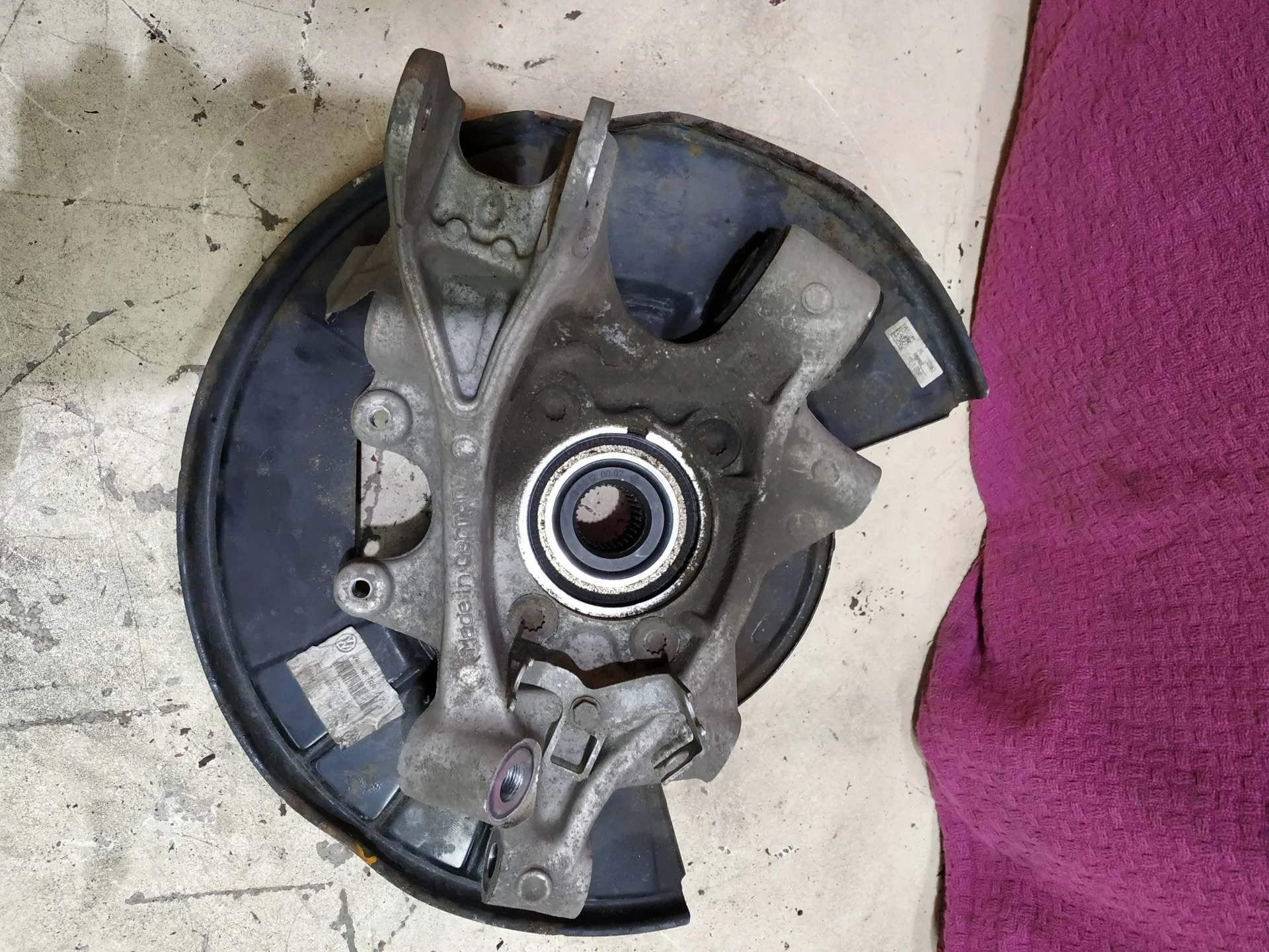 кулак задний правый Volkswagen Touareg 2  2013