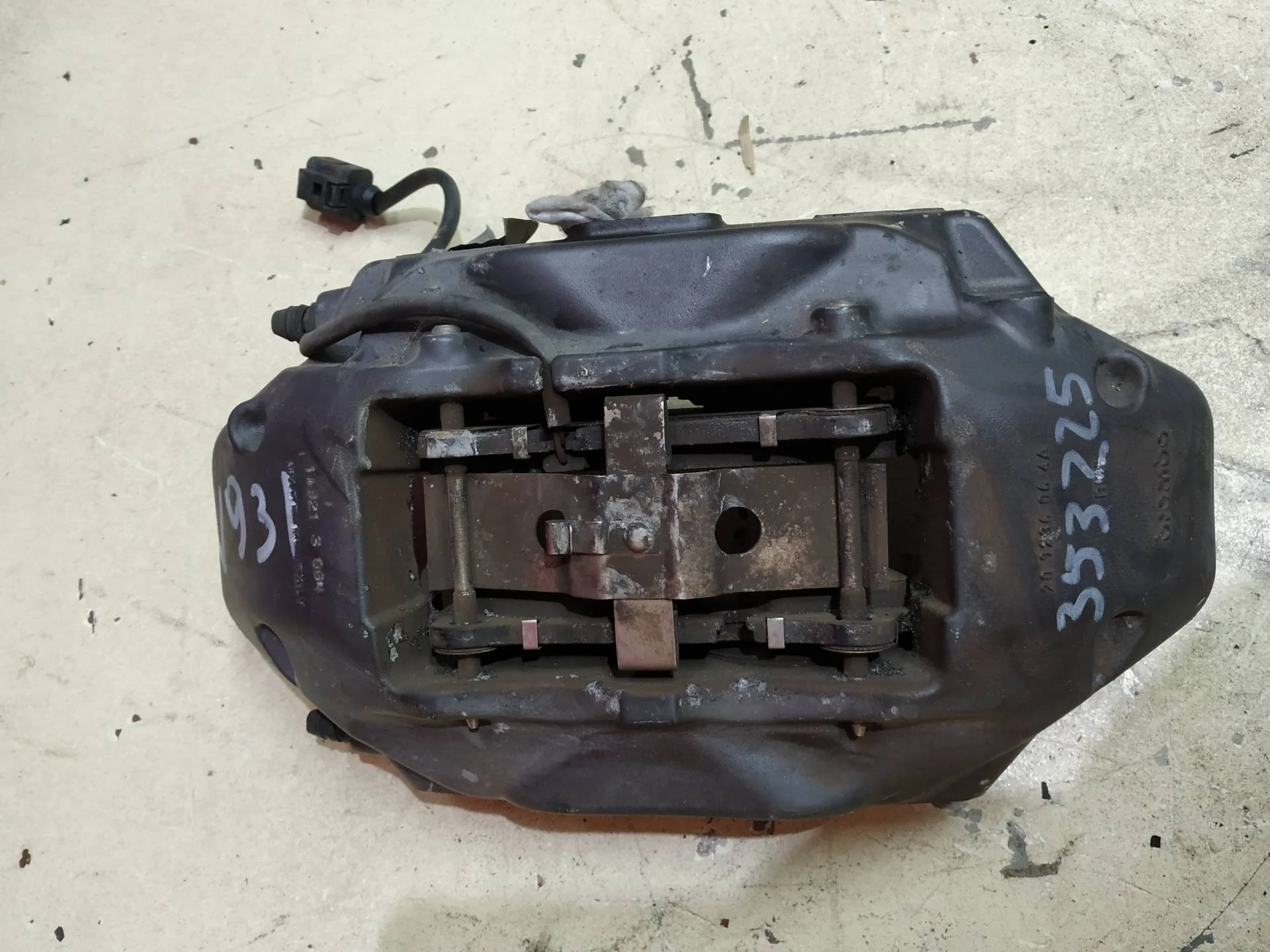 суппорт тормозной передний правый Volkswagen Touareg 2  2013