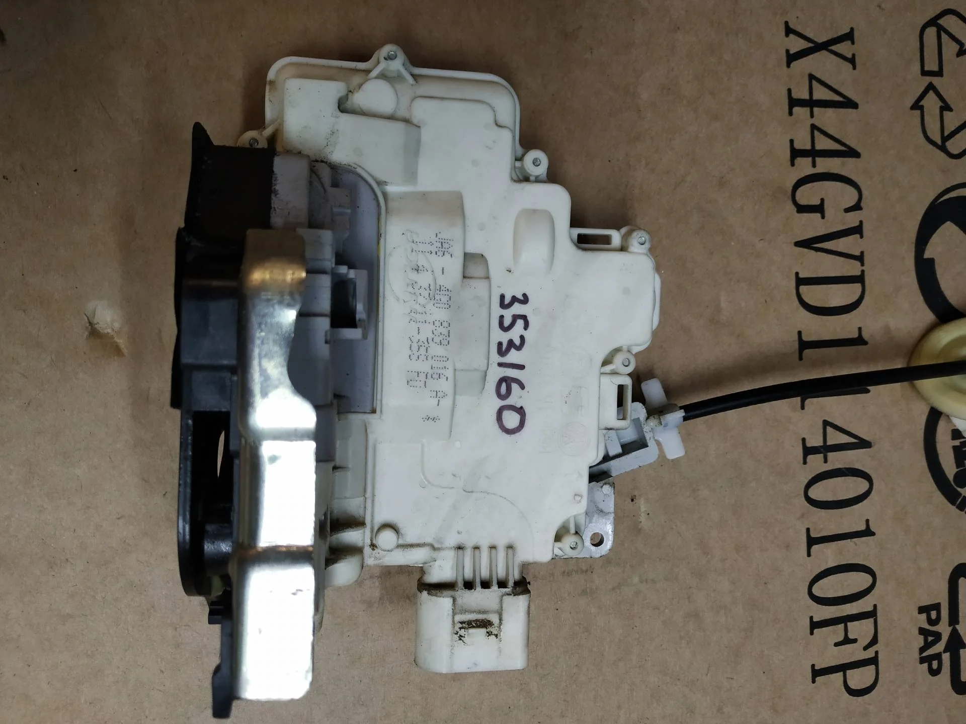 замок двери задней правой Volkswagen Touareg 2  2013