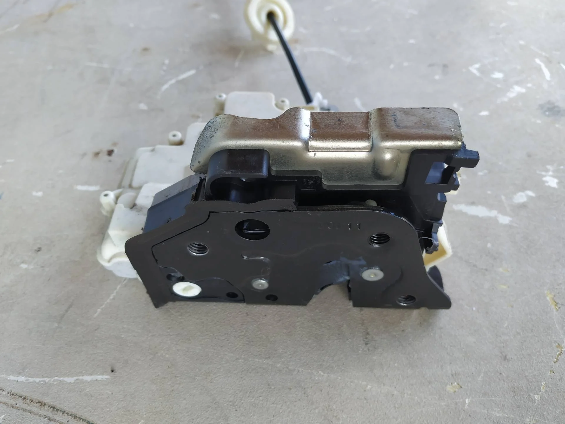 замок двери задней правой Volkswagen Touareg 2  2013