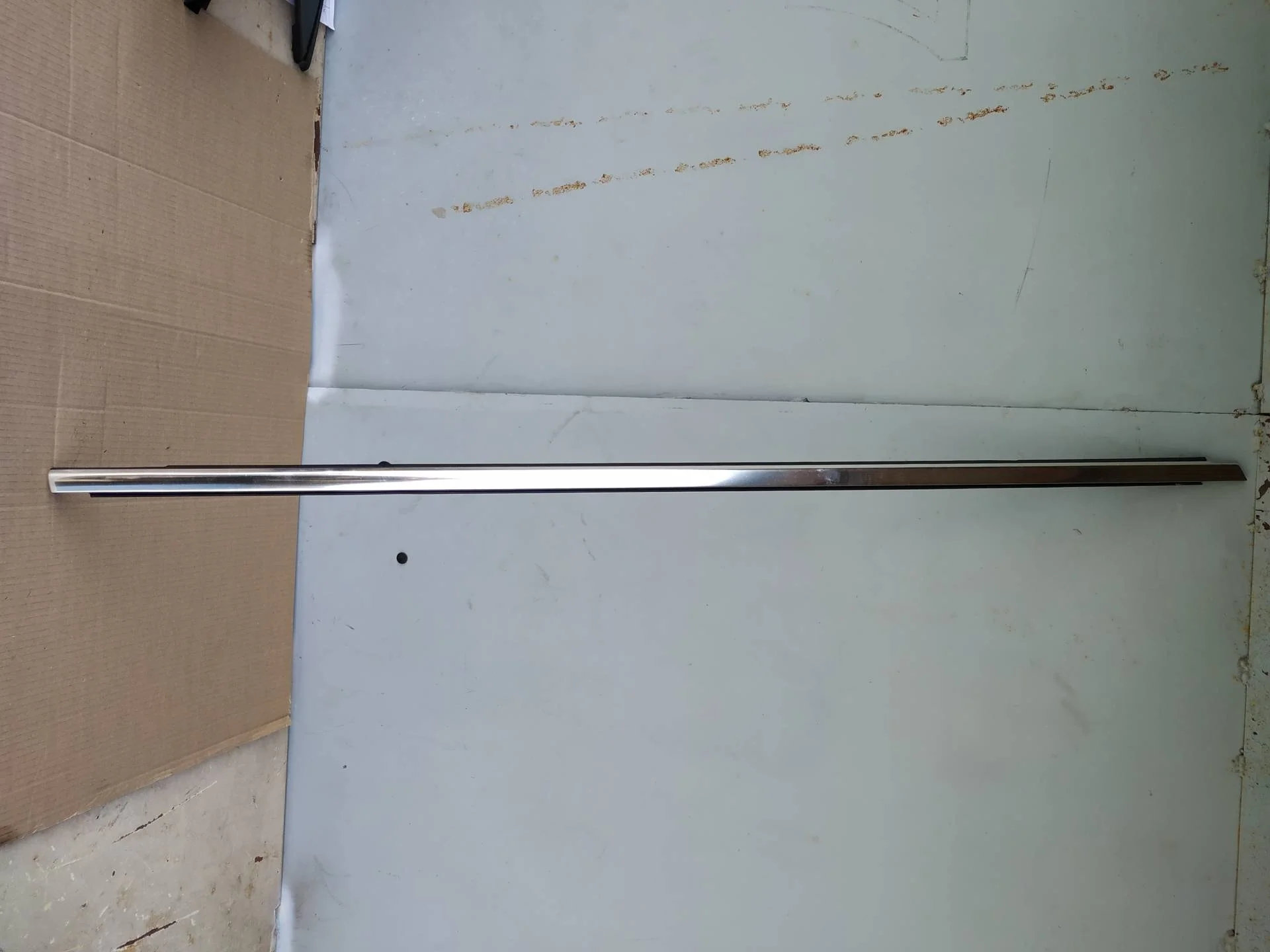 молдинг двери передней правой Volkswagen Touareg 2  2013