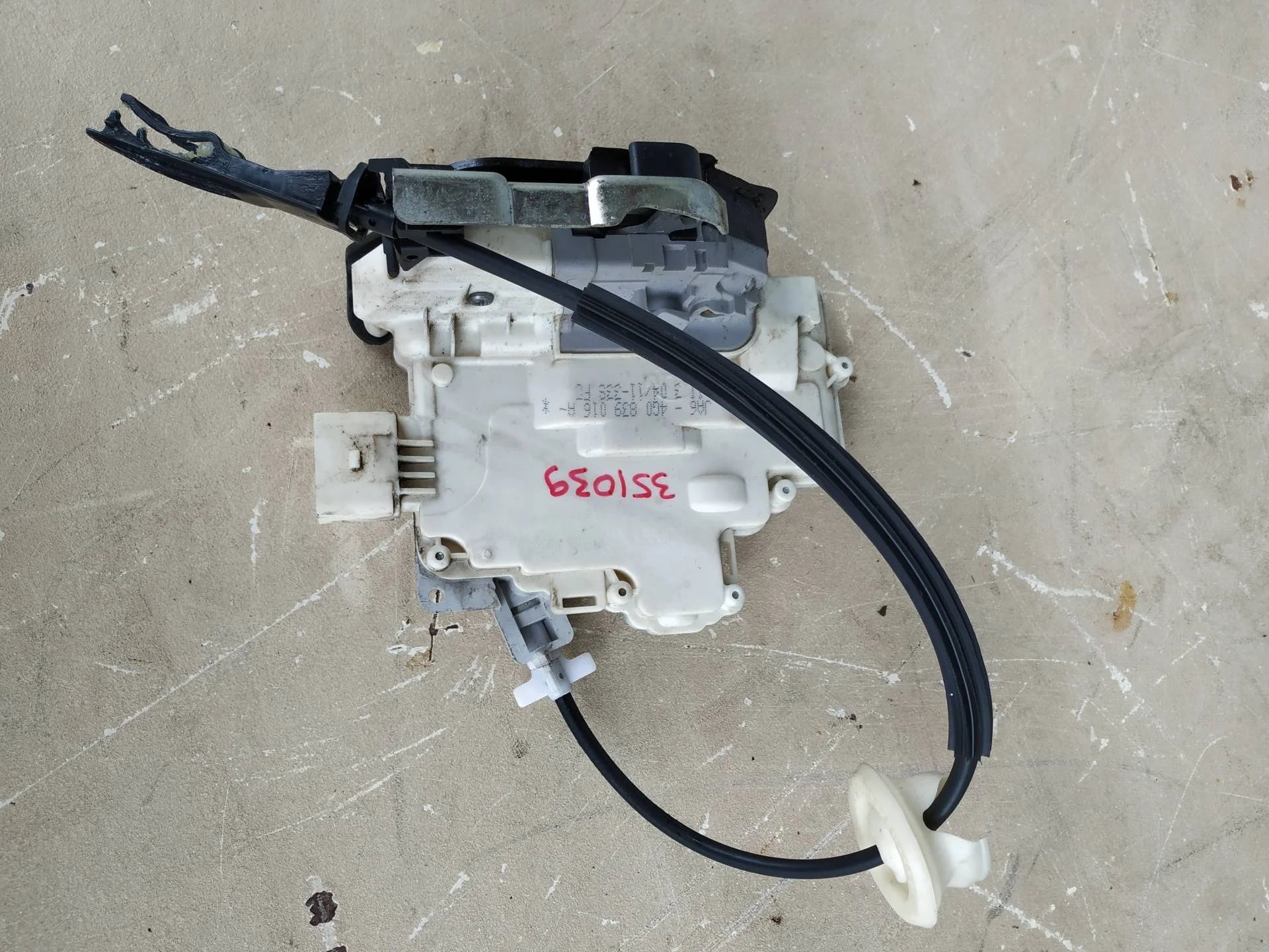 замок двери задней правой Volkswagen Touareg 2  2013