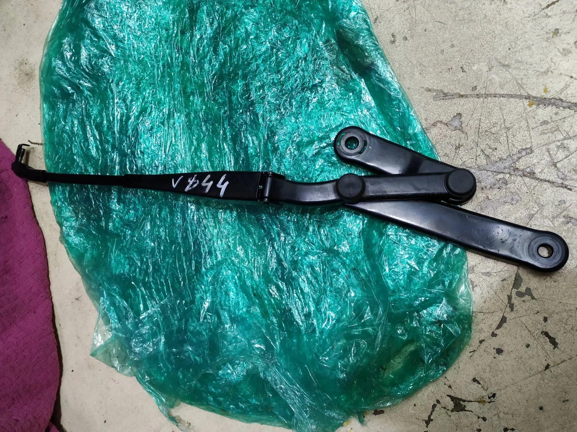 поводок стеклоочистителя правый Volkswagen Touareg 2  2013