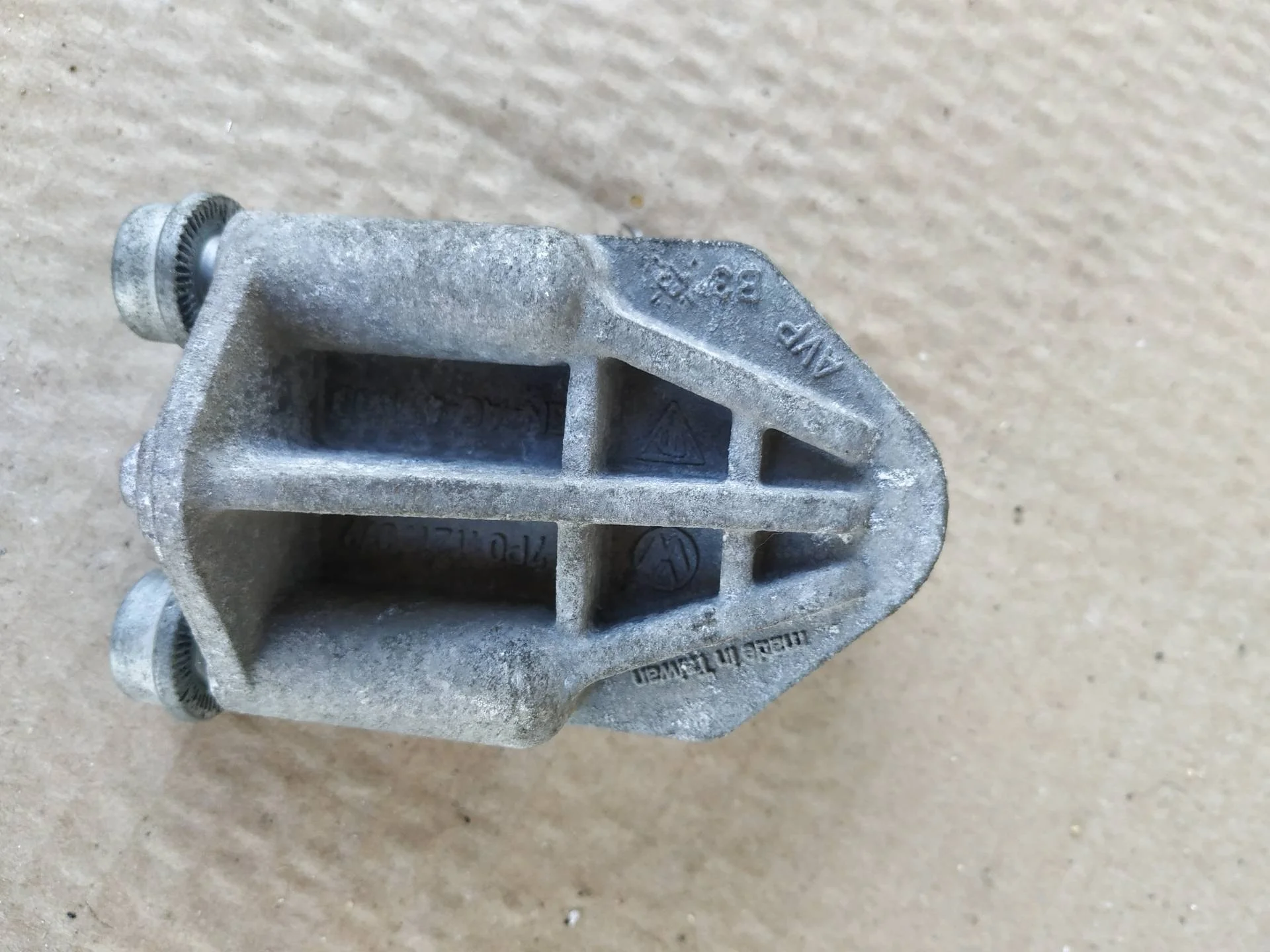 кронштейн (крепление) Volkswagen Touareg 2  2013