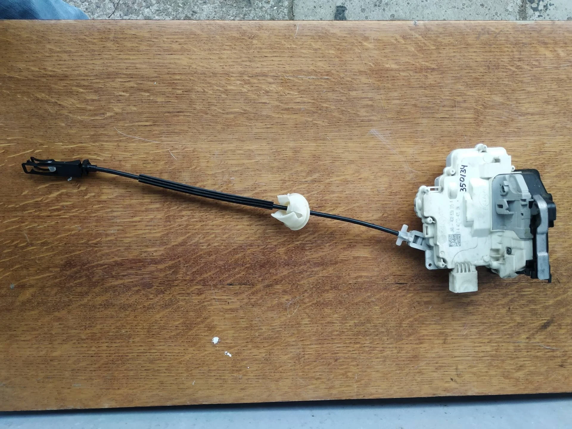 замок двери задней левой Volkswagen Touareg 2  2013