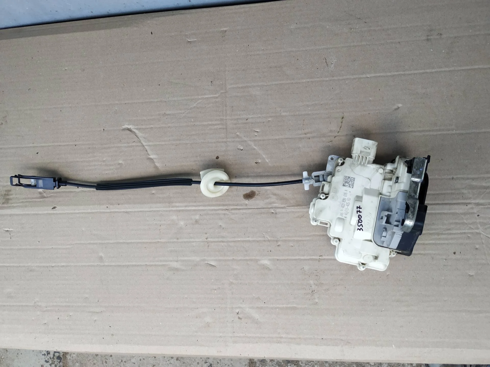 замок двери задней правой Volkswagen Touareg 2  2013