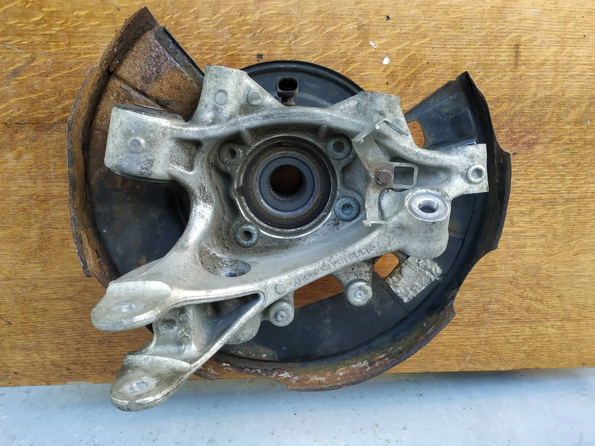 кулак задний правый Volkswagen Touareg 2  2013