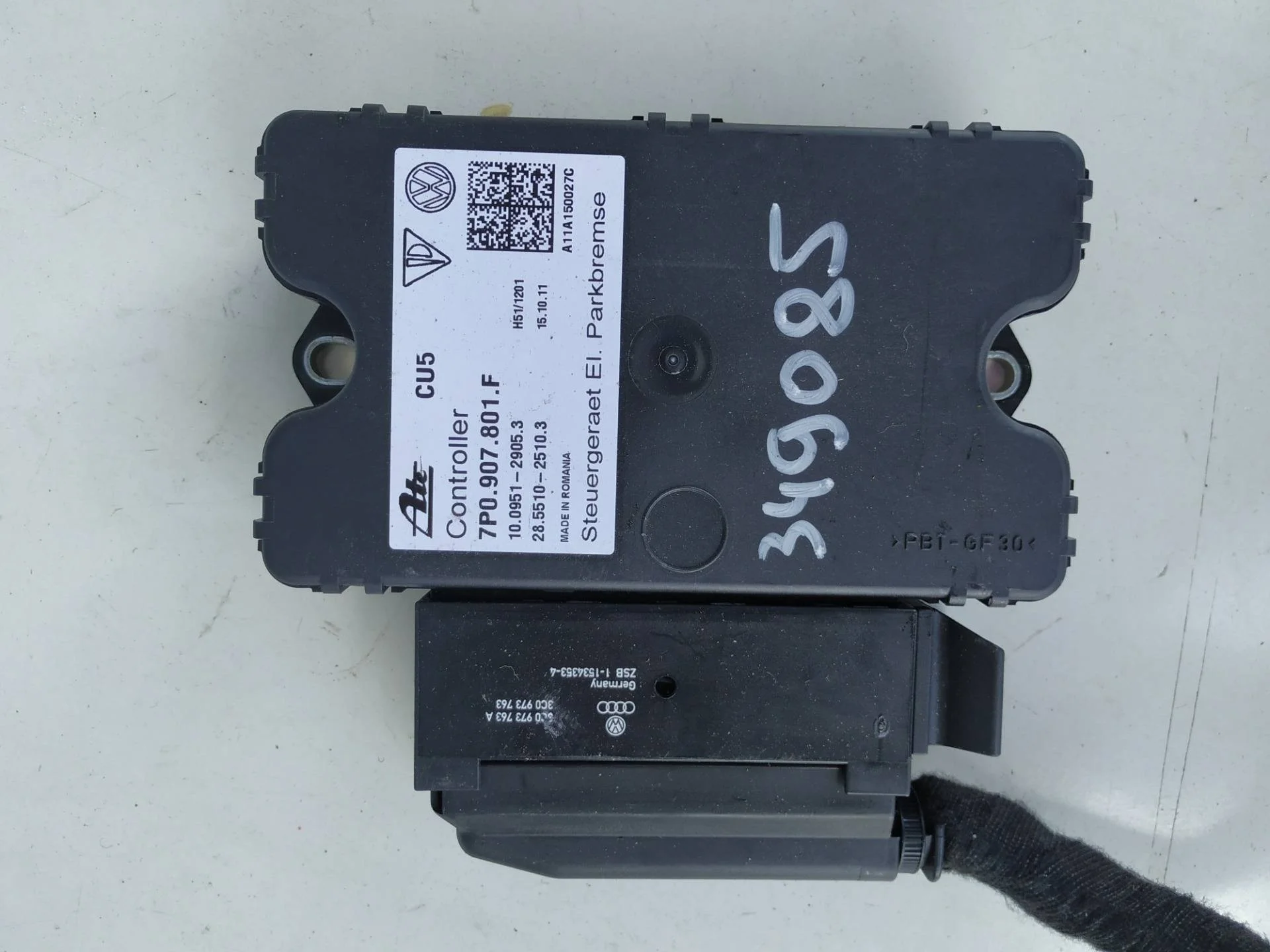 блок управления ручником Volkswagen Touareg 2  2013