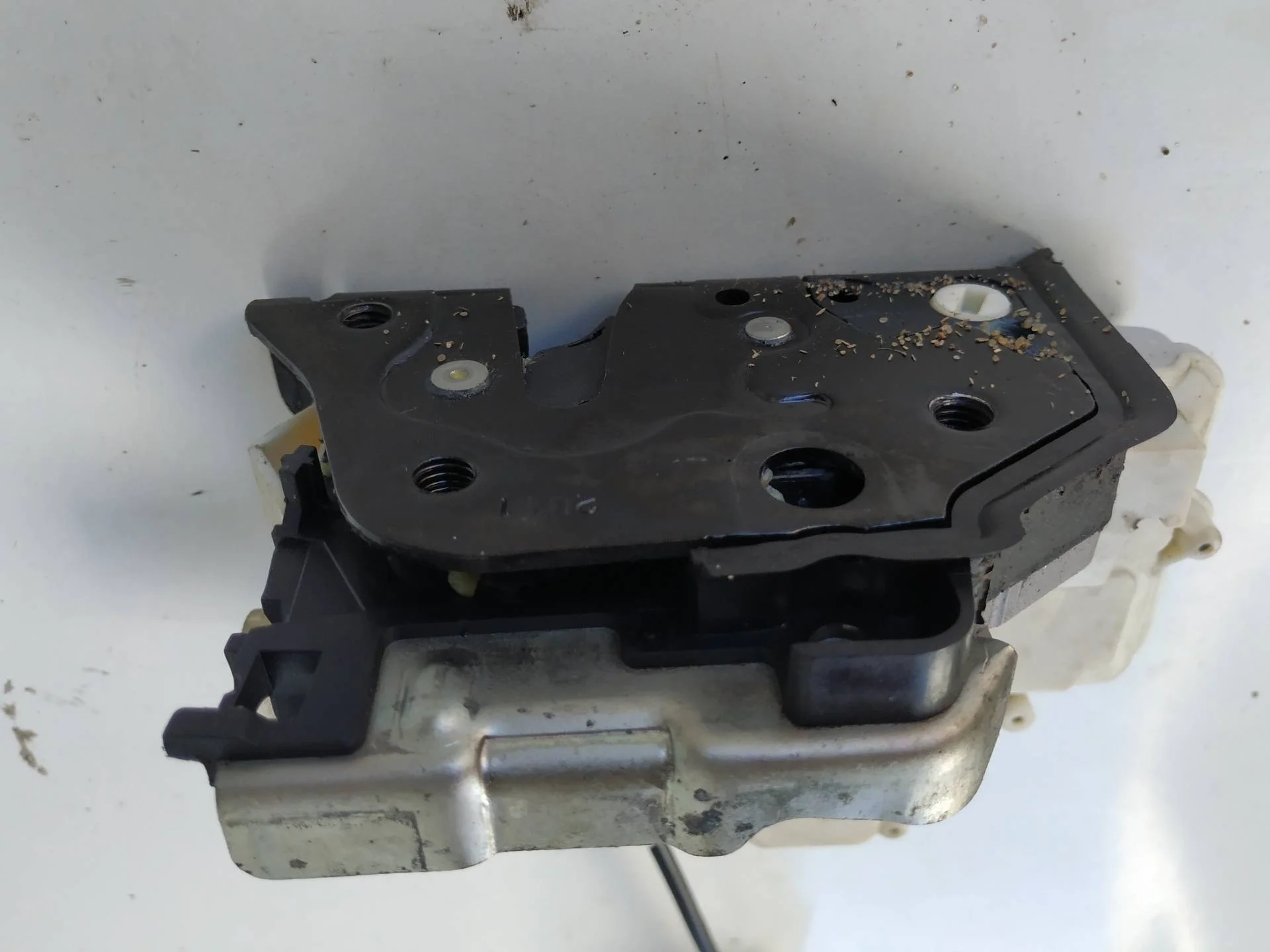 замок двери задней правой Volkswagen Touareg 2  2013