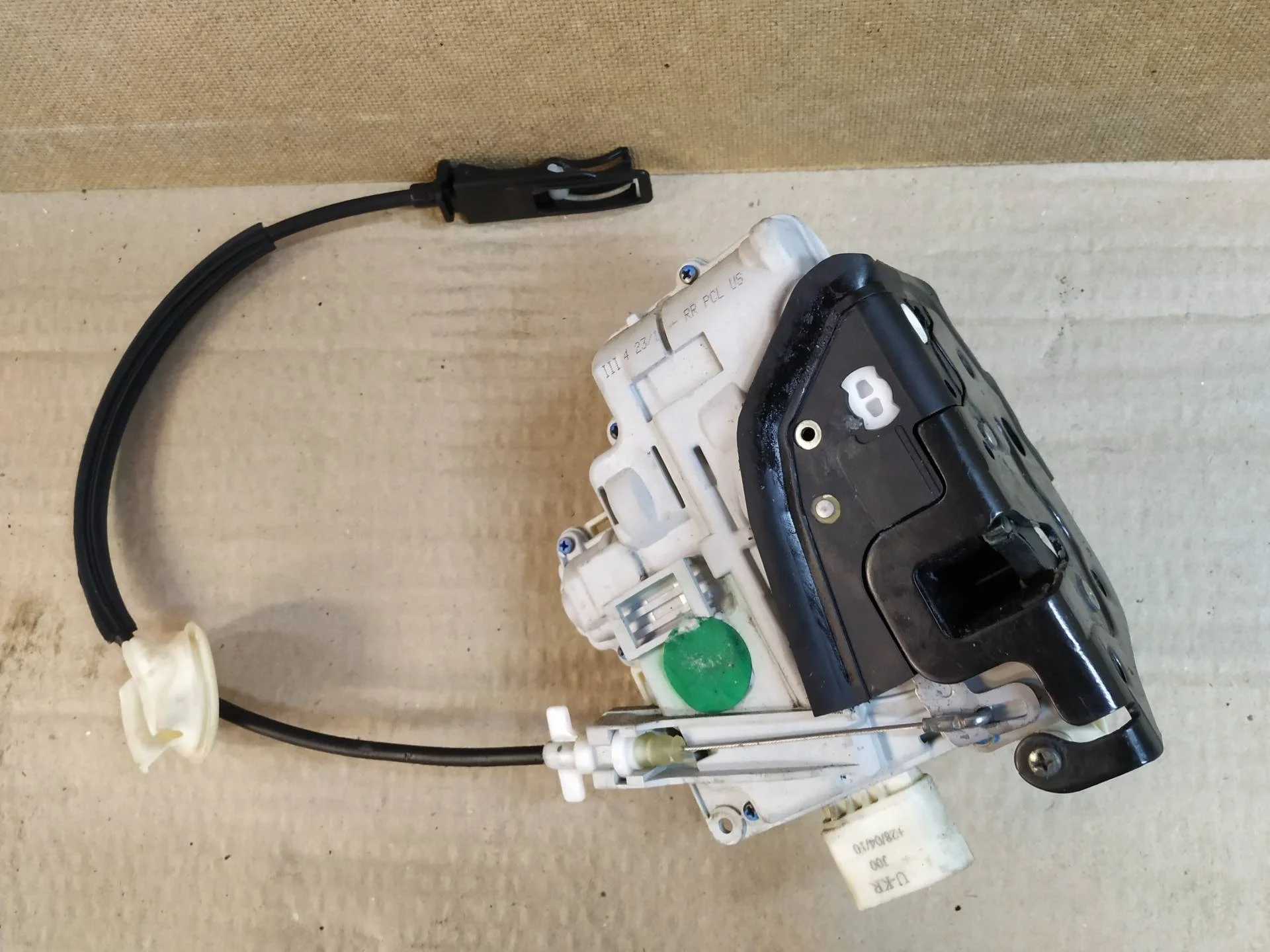 замок двери задней правой Volkswagen Touareg 2  2013