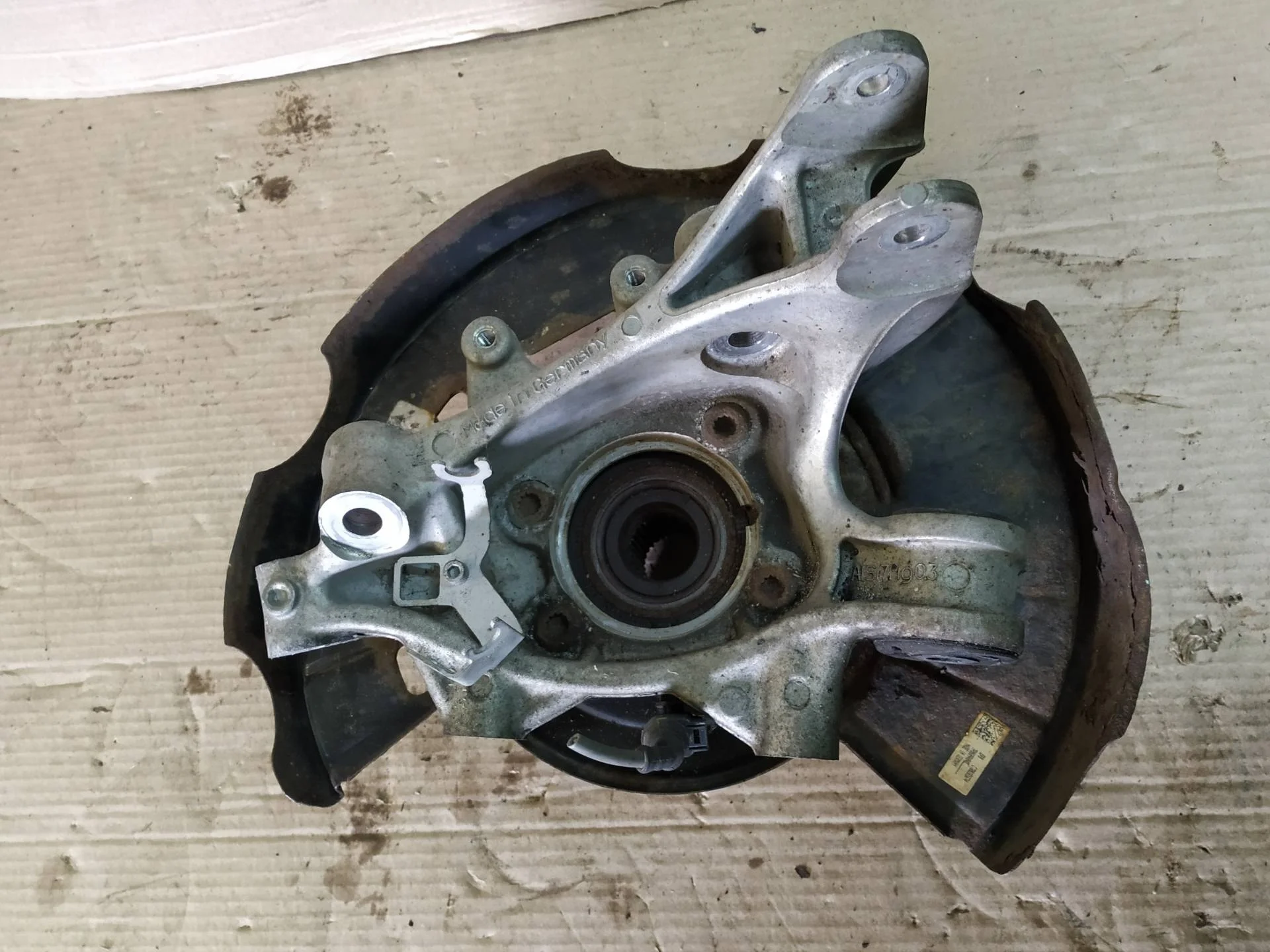 кулак задний правый Volkswagen Touareg 2  2013