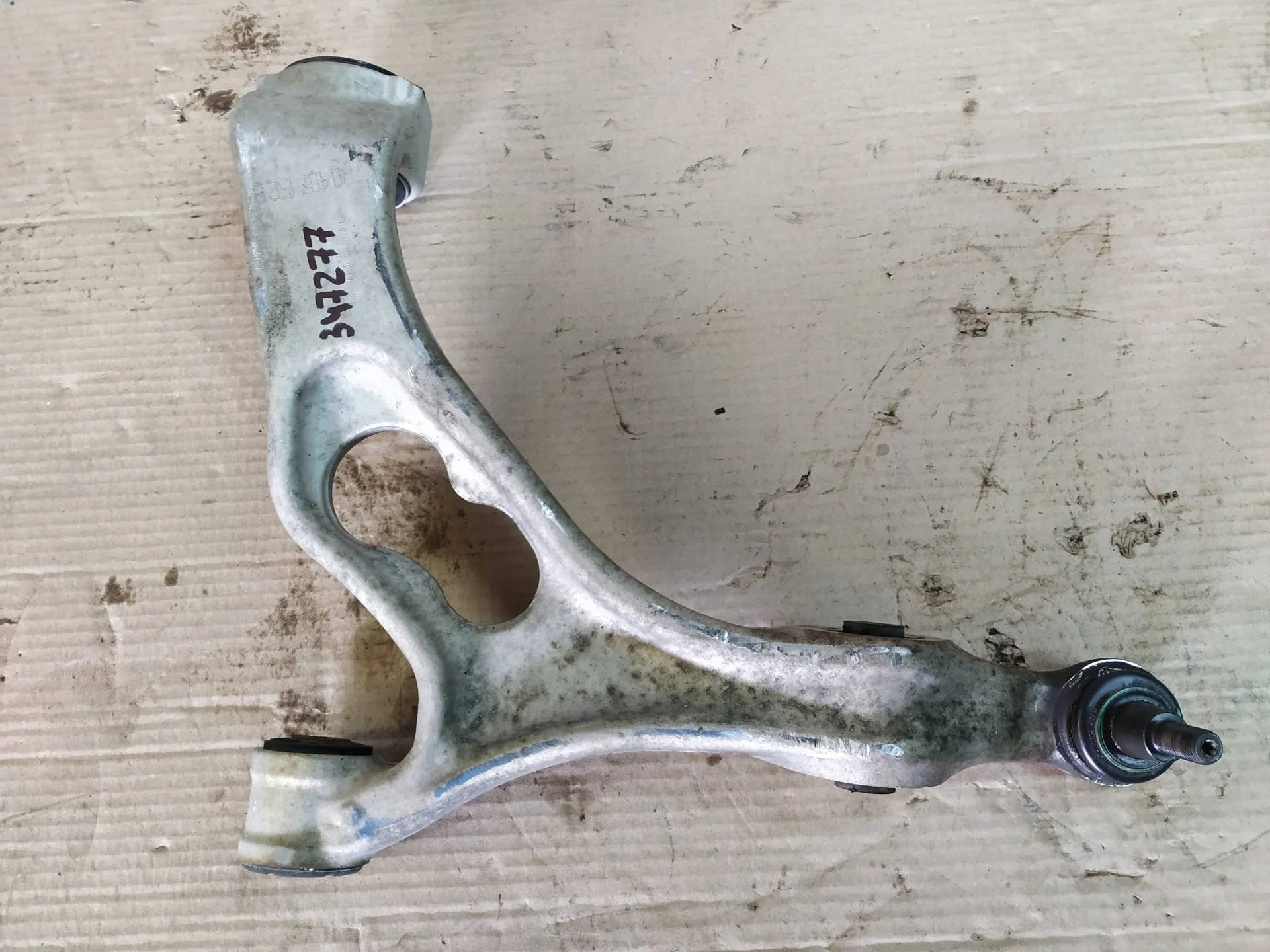 рычаг передний правый Volkswagen Touareg 2  2013