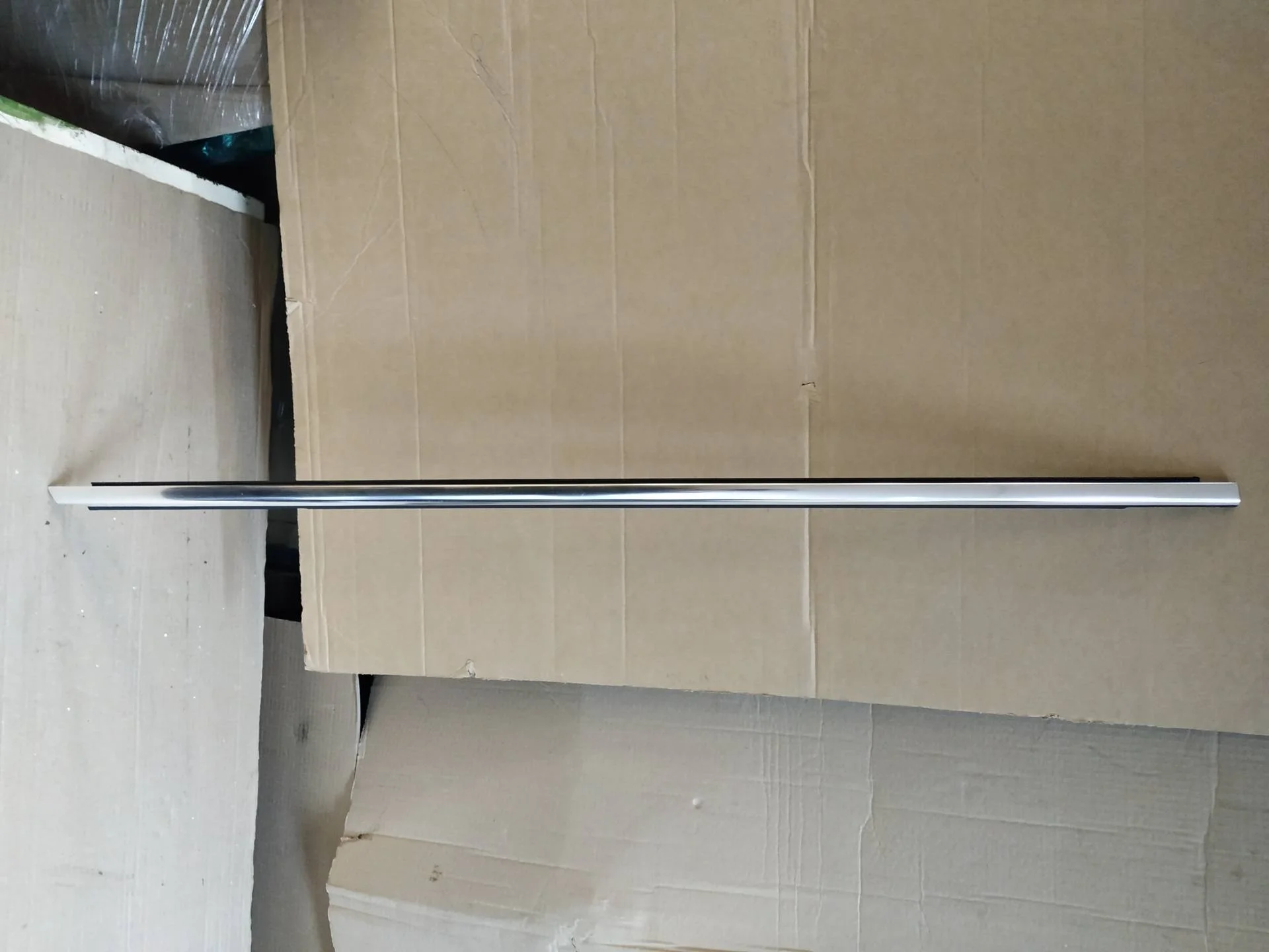 молдинг двери передней правой Volkswagen Touareg 2  2013