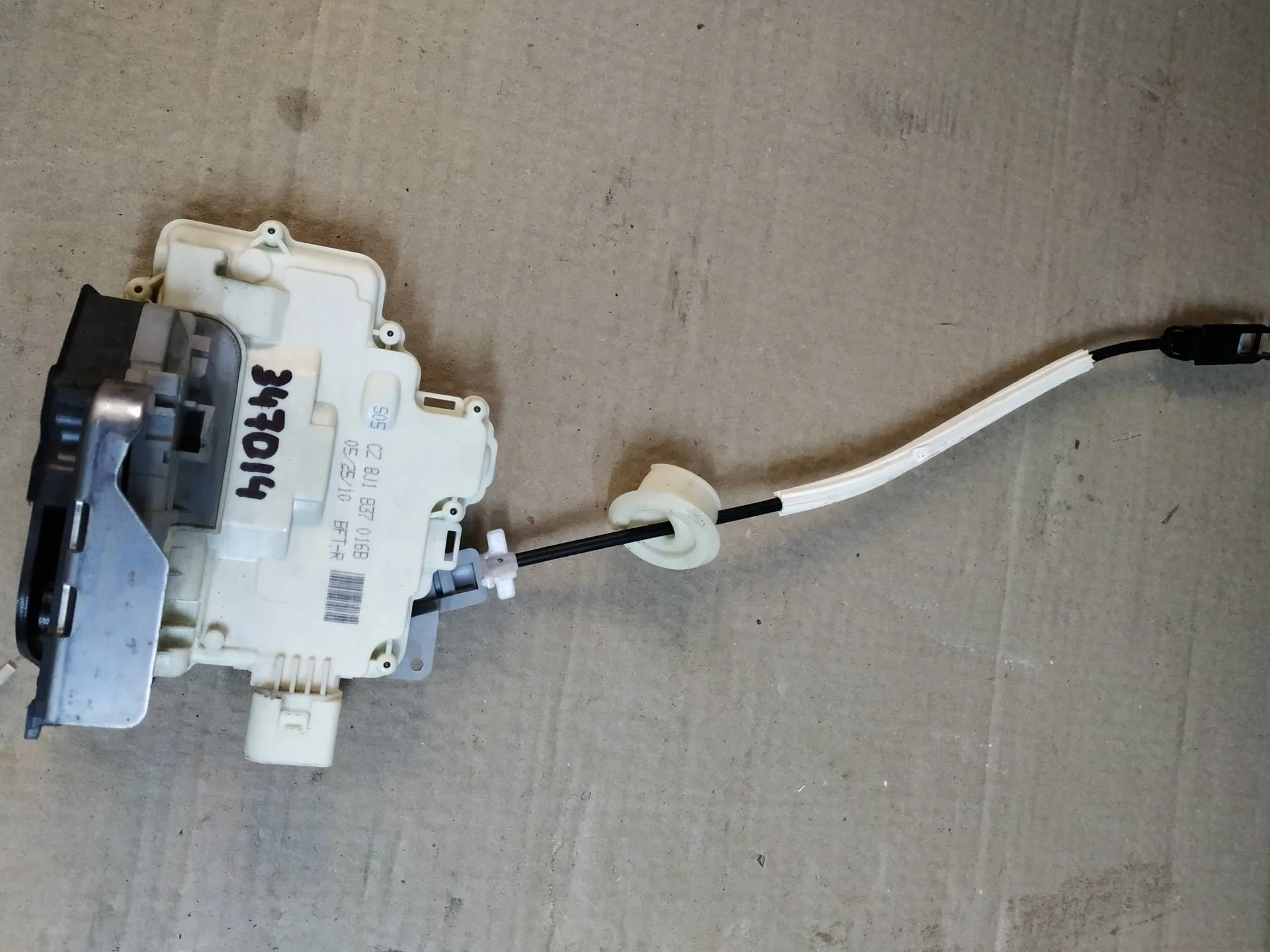 замок двери передней правой Audi   2010