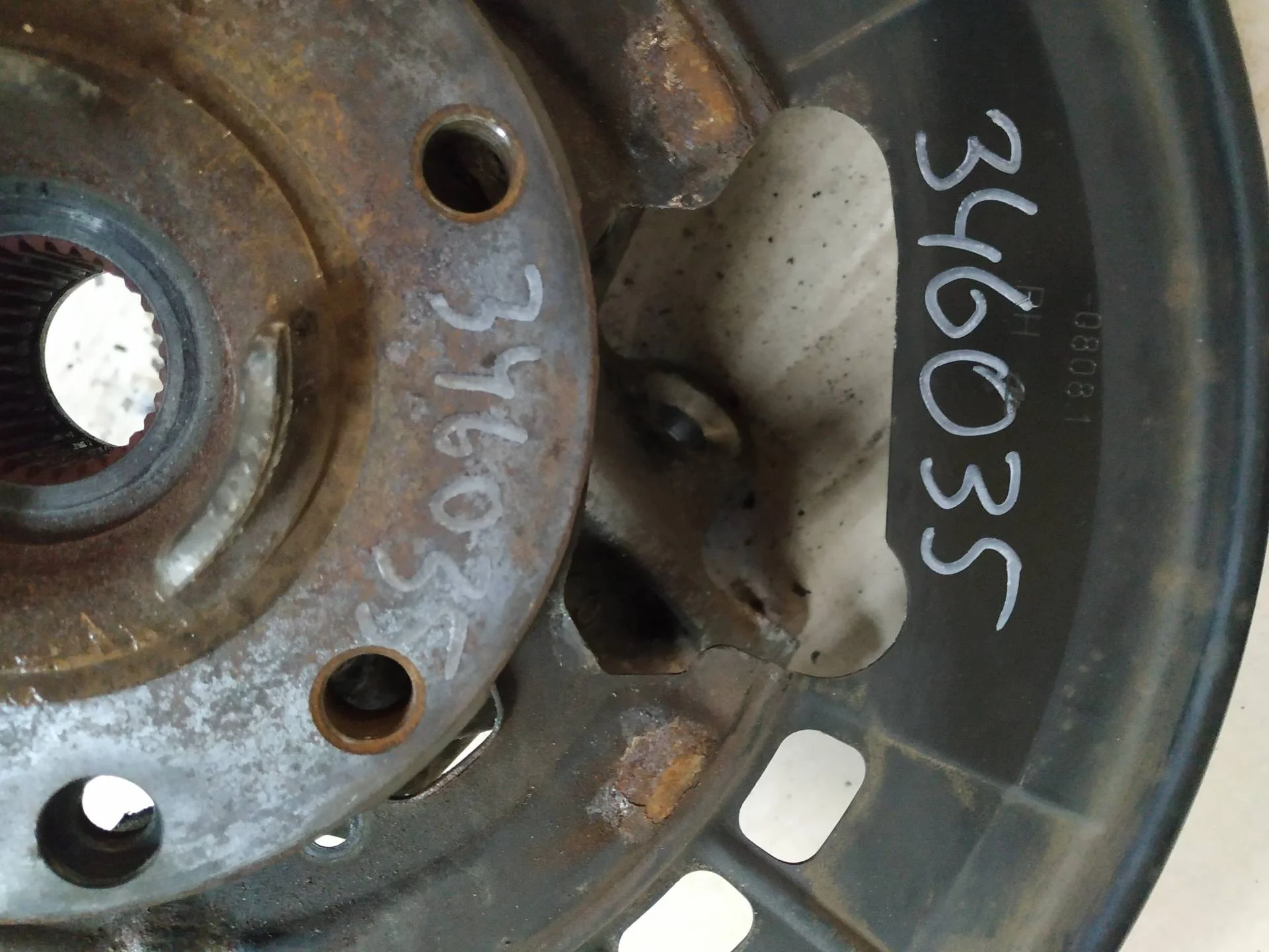 кулак задний правый Volkswagen Touareg 2  2013