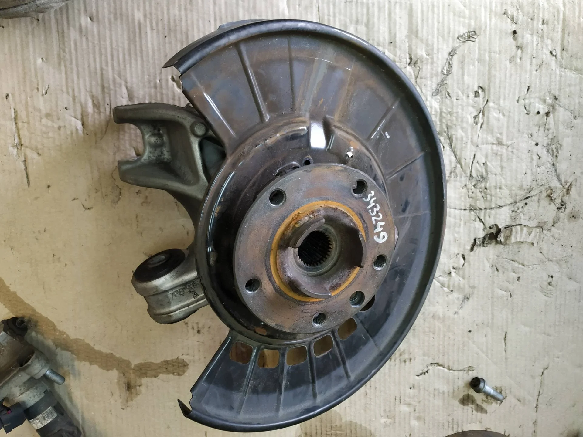 кулак задний правый Volkswagen Touareg 2  2013