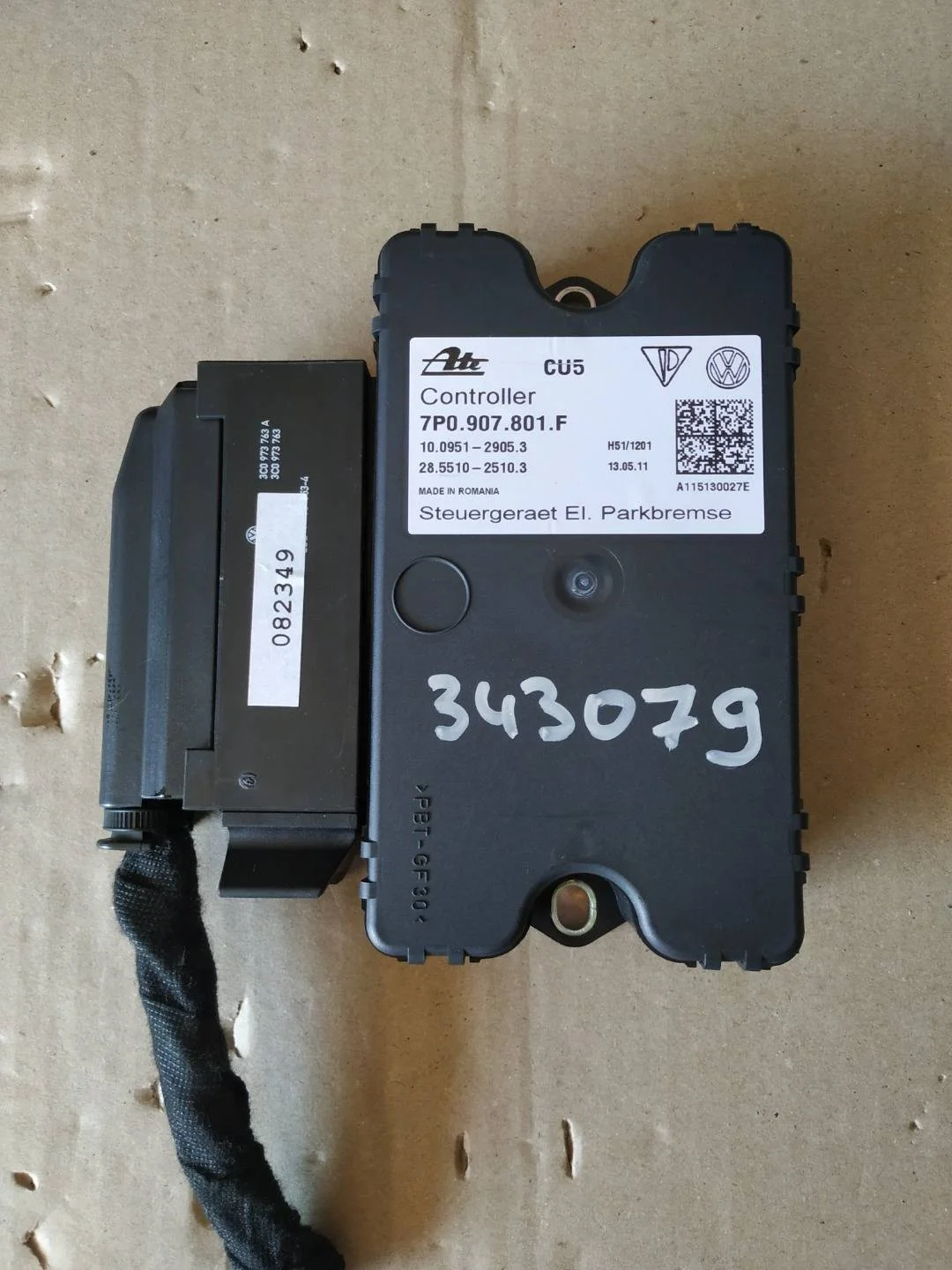 блок управления ручником Volkswagen Touareg 2  2013