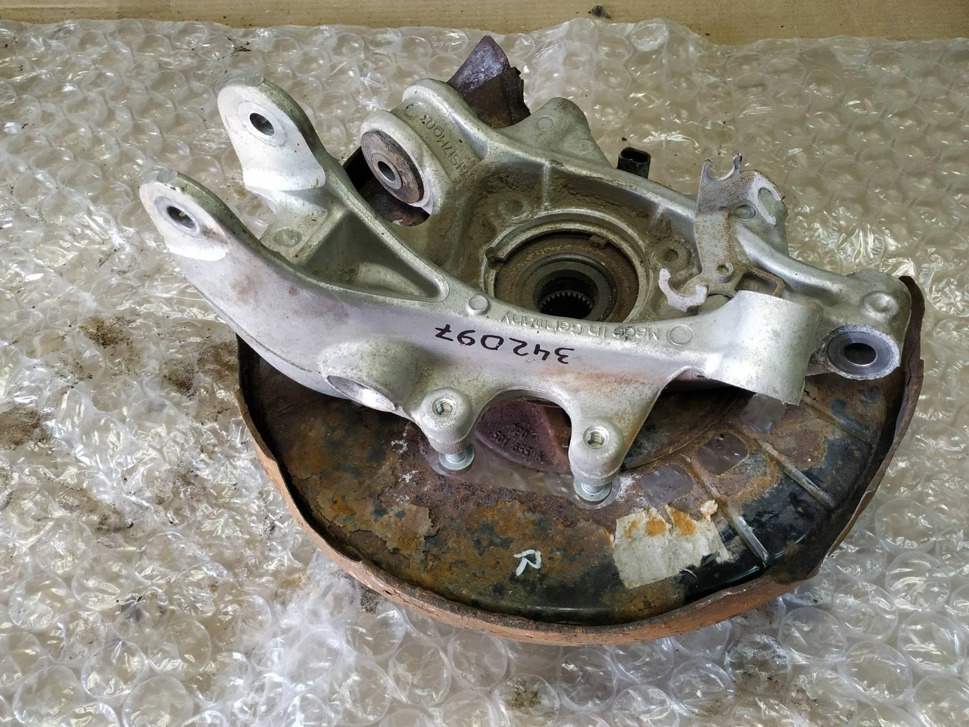 кулак задний правый Volkswagen Touareg 2  2013