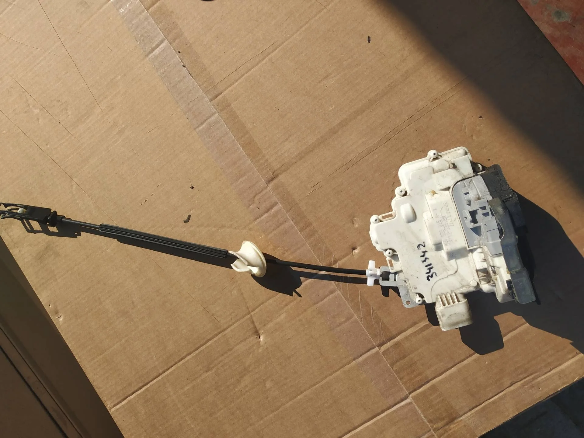 замок двери задней левой Volkswagen Touareg 2  2013