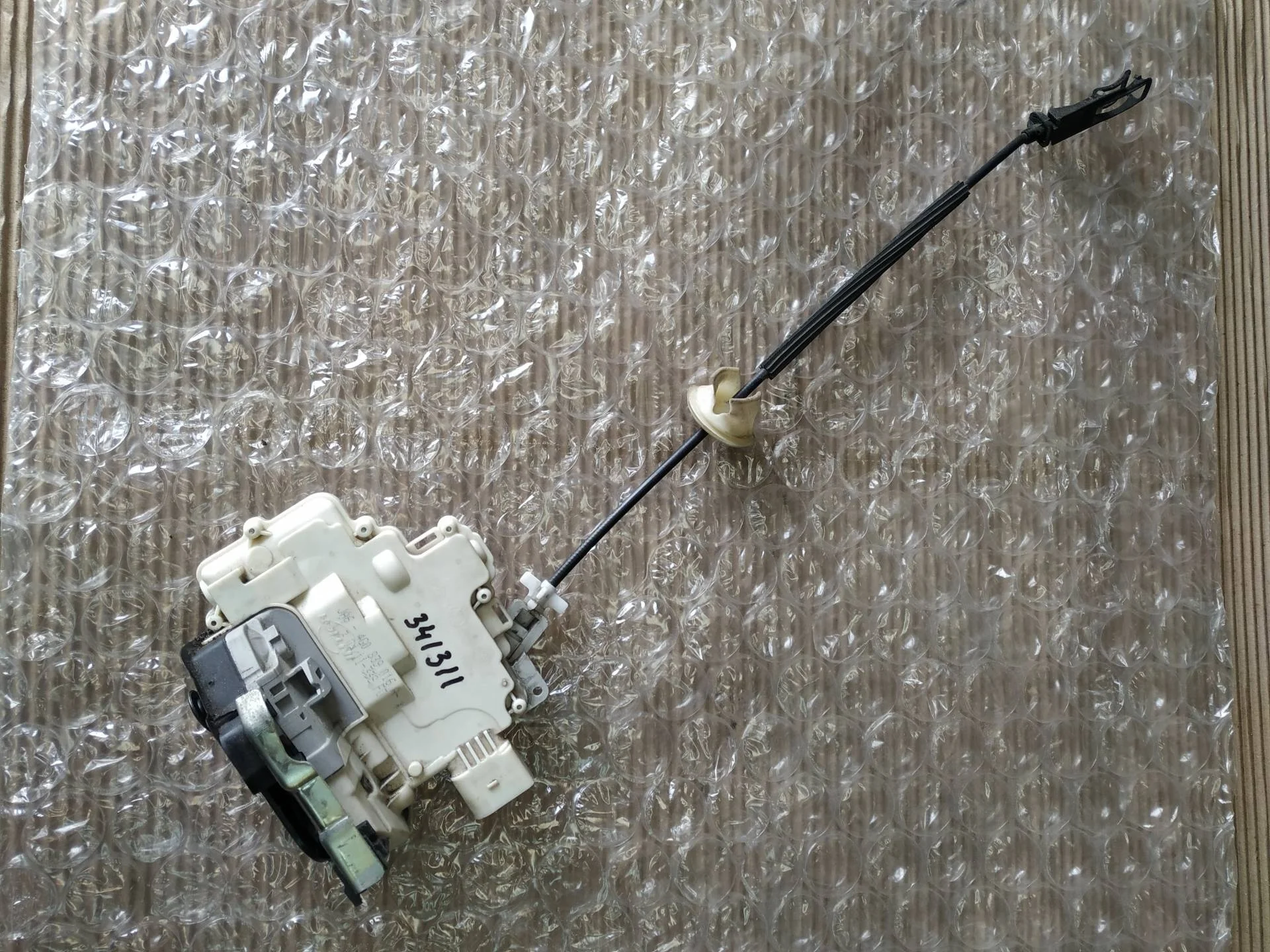 замок двери задней правой Volkswagen Touareg 2  2013