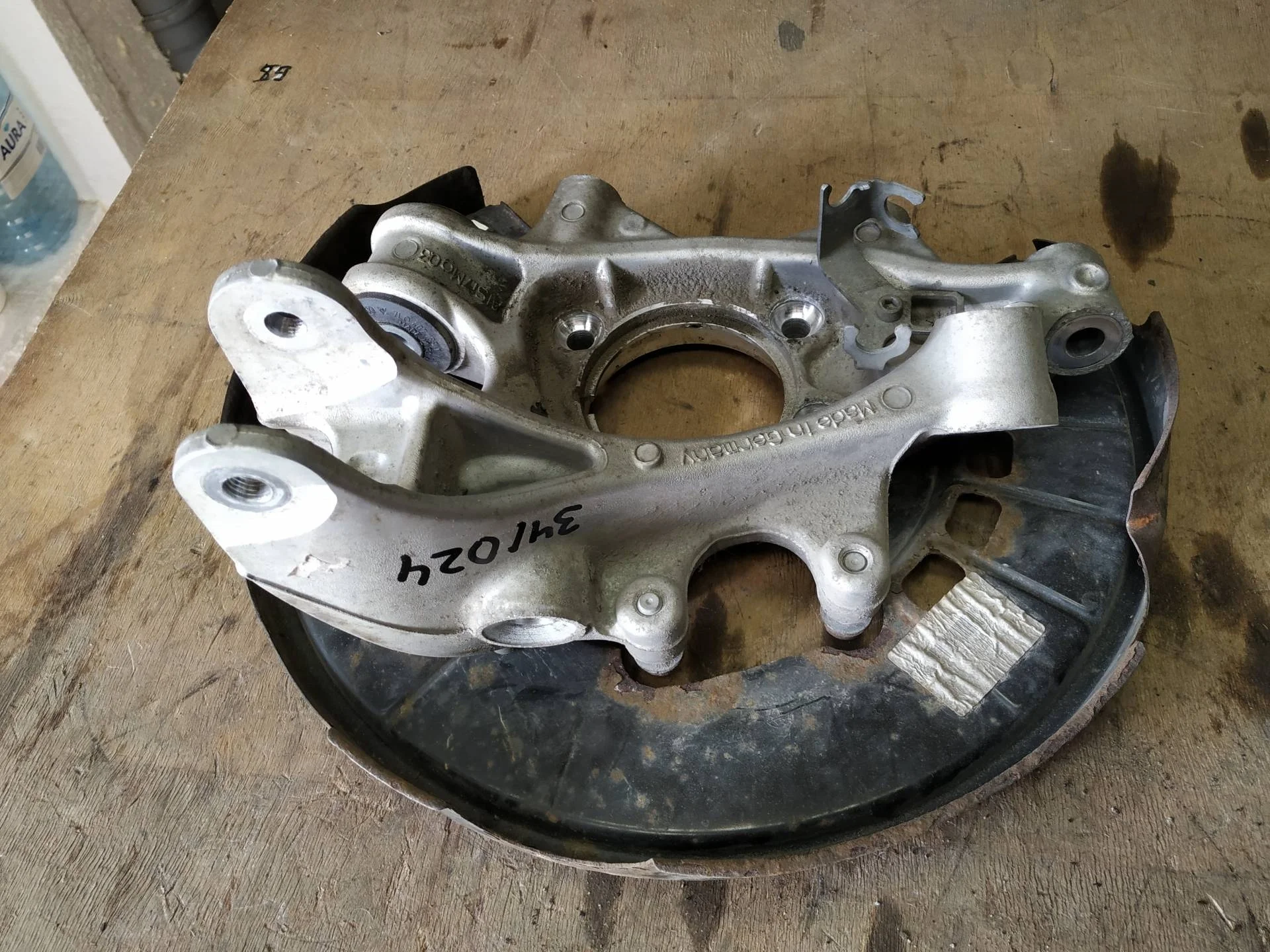 кулак задний правый Volkswagen Touareg 2  2013