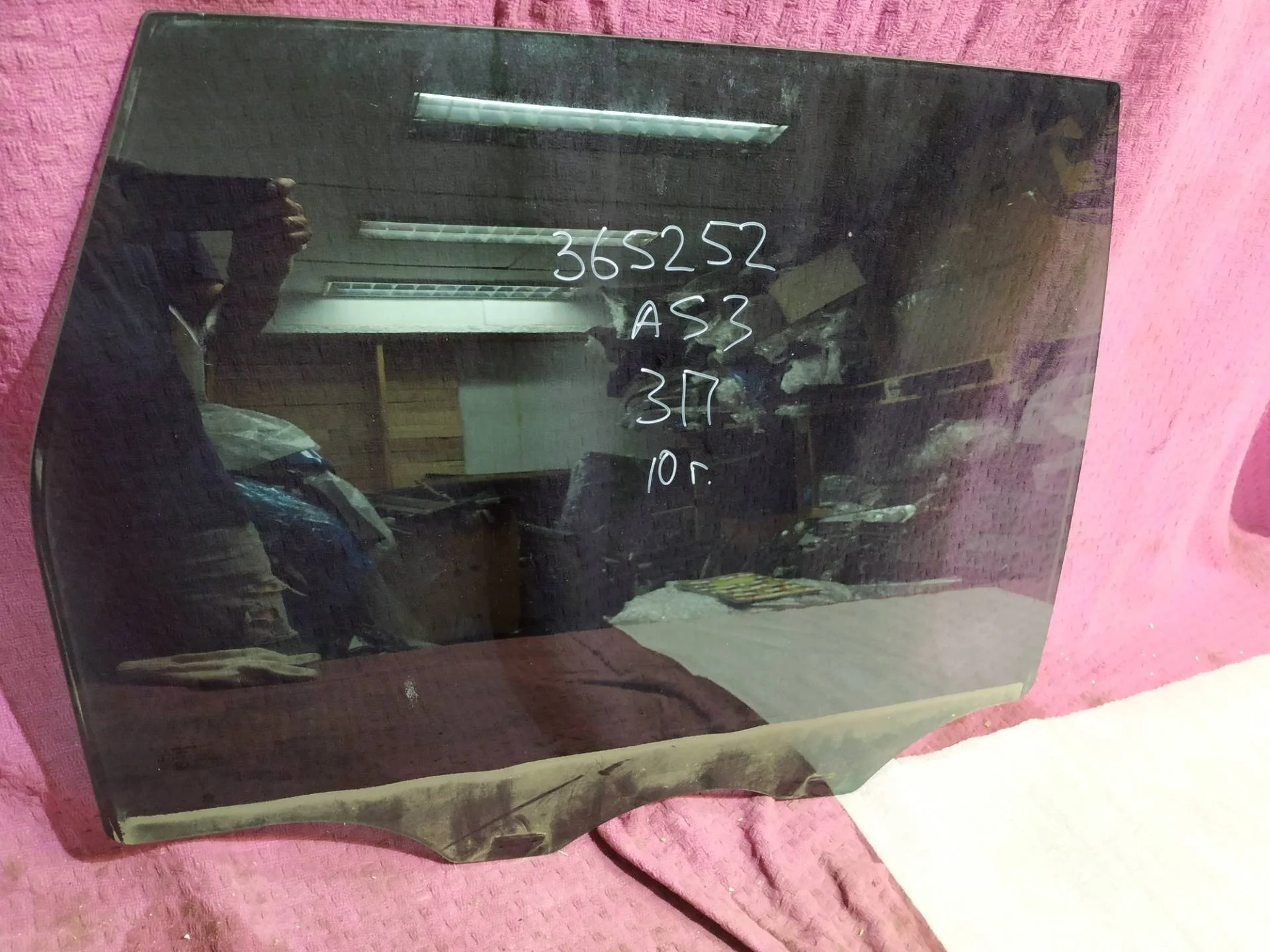 стекло двери задней правой Volkswagen Touareg 2  2013