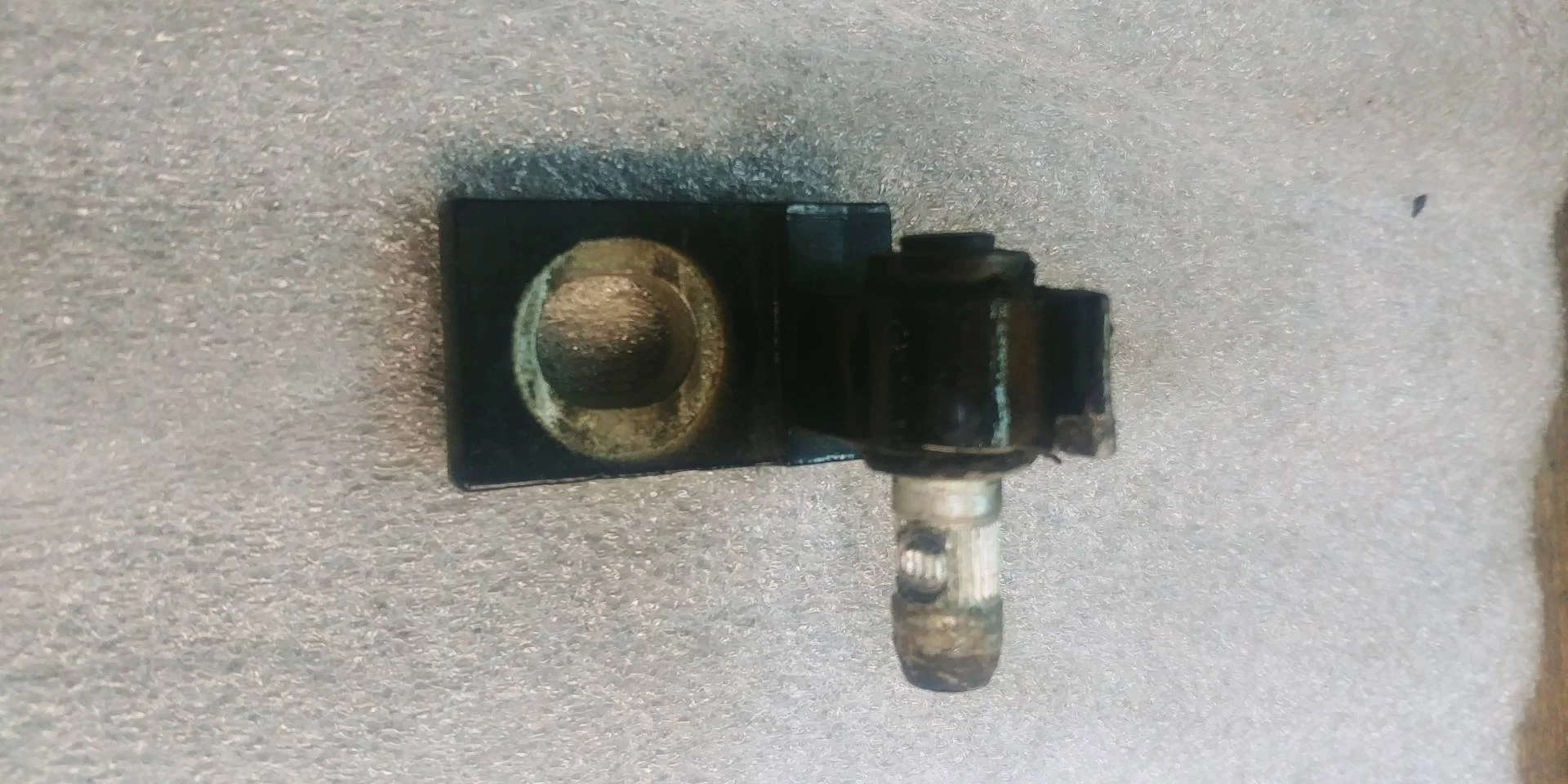 петля двери левой Volkswagen Tiguan  2009