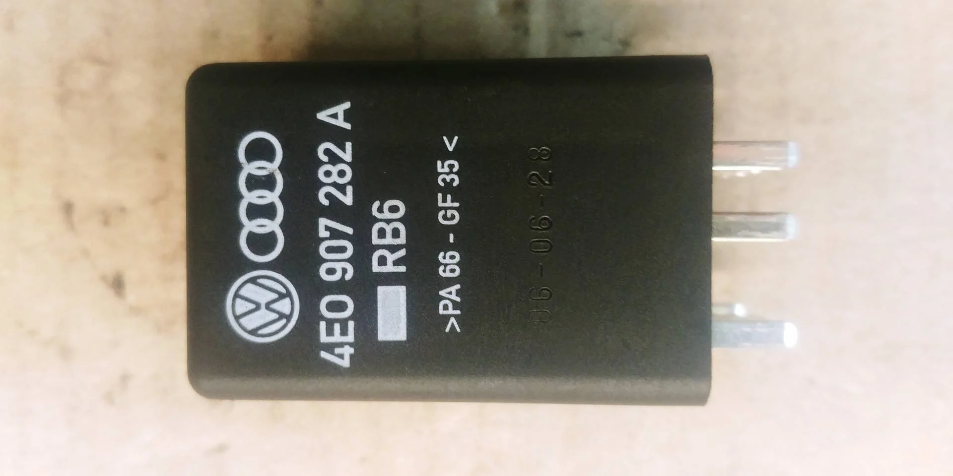 реле накала свечей Audi Q7  2008