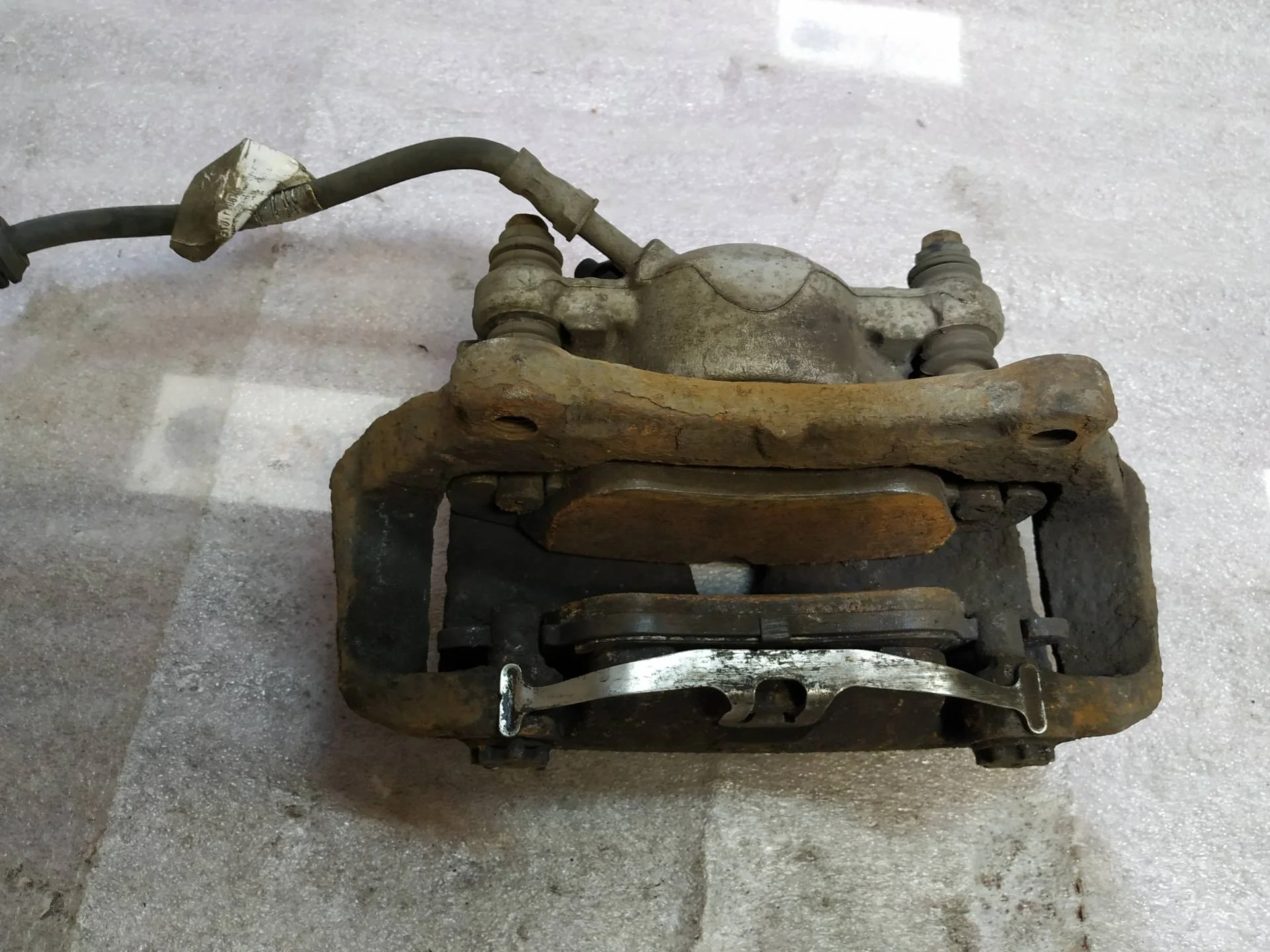 суппорт тормозной передний правый Audi A5 8T  2009