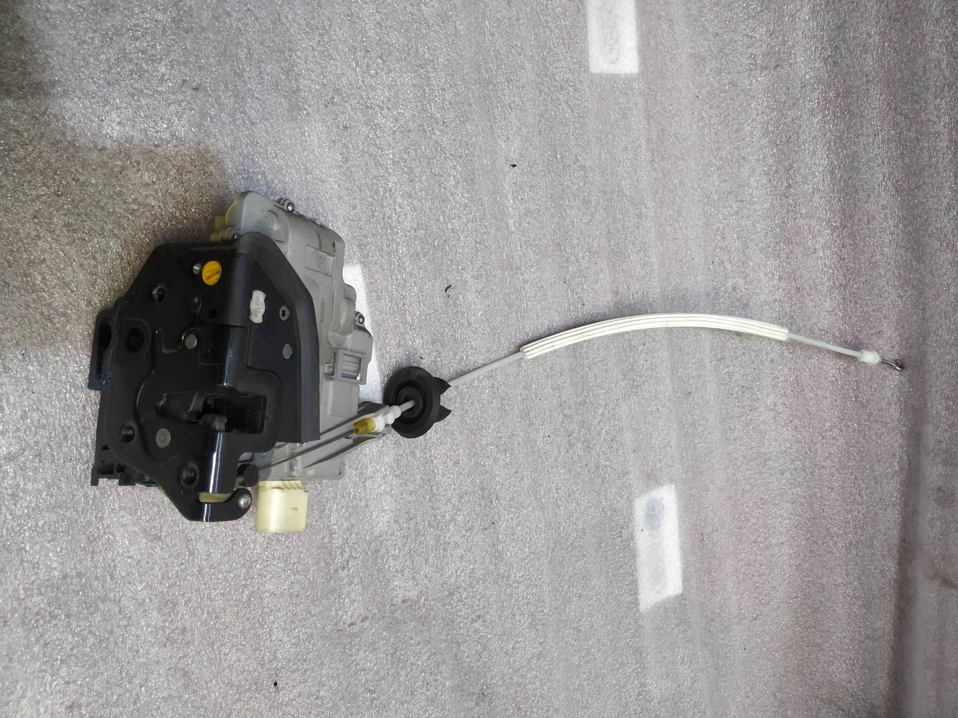 замок двери передней левой Audi Q7  2008