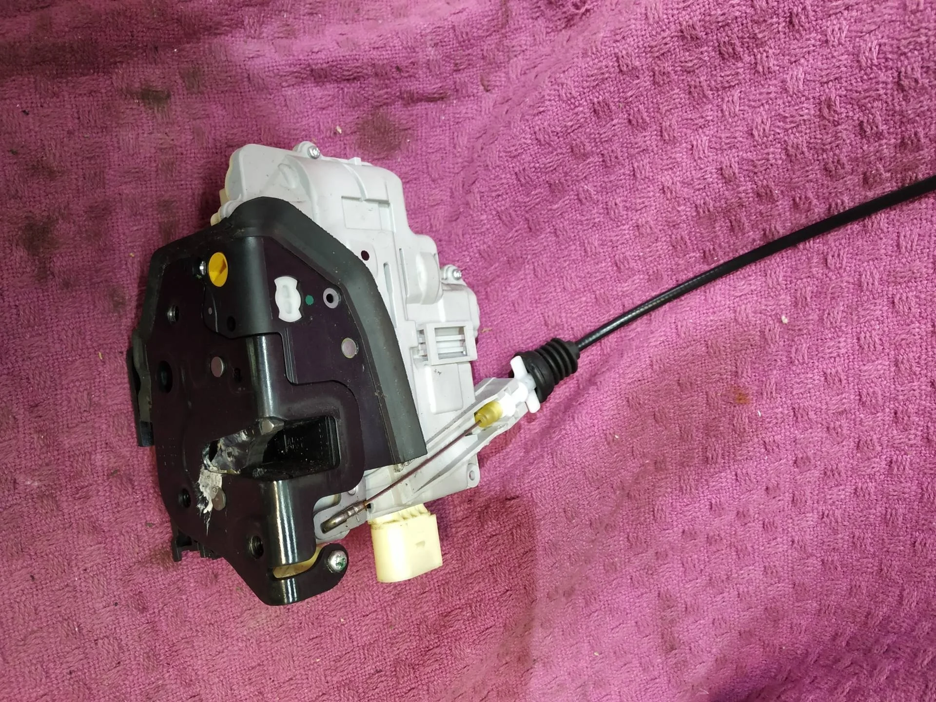 замок двери передней левой Volkswagen Tiguan  2009