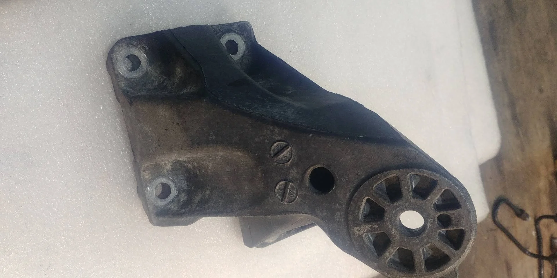 кронштейн двигателя правый Audi Q7  2008