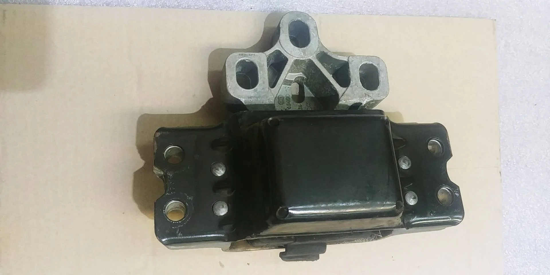 кронштейн двигателя левый Volkswagen Passat CC  2008