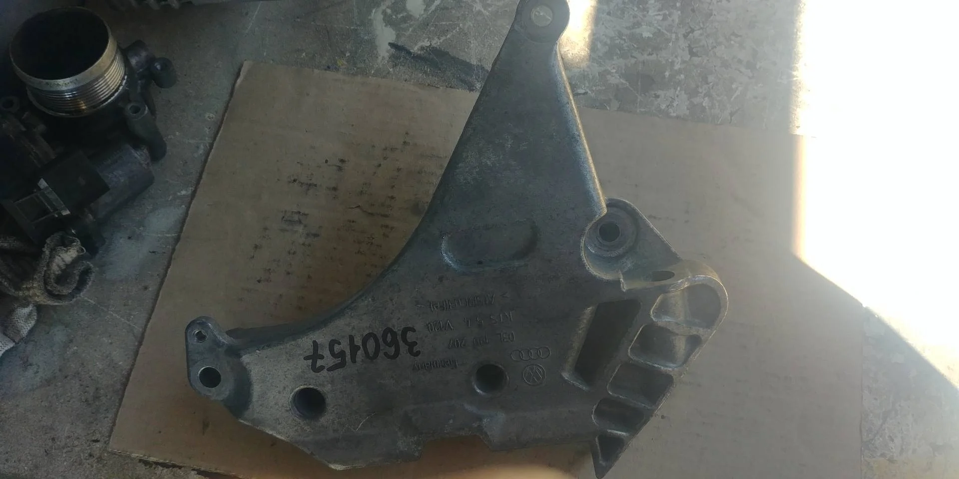 кронштейн двигателя правый Volkswagen Passat CC  2008