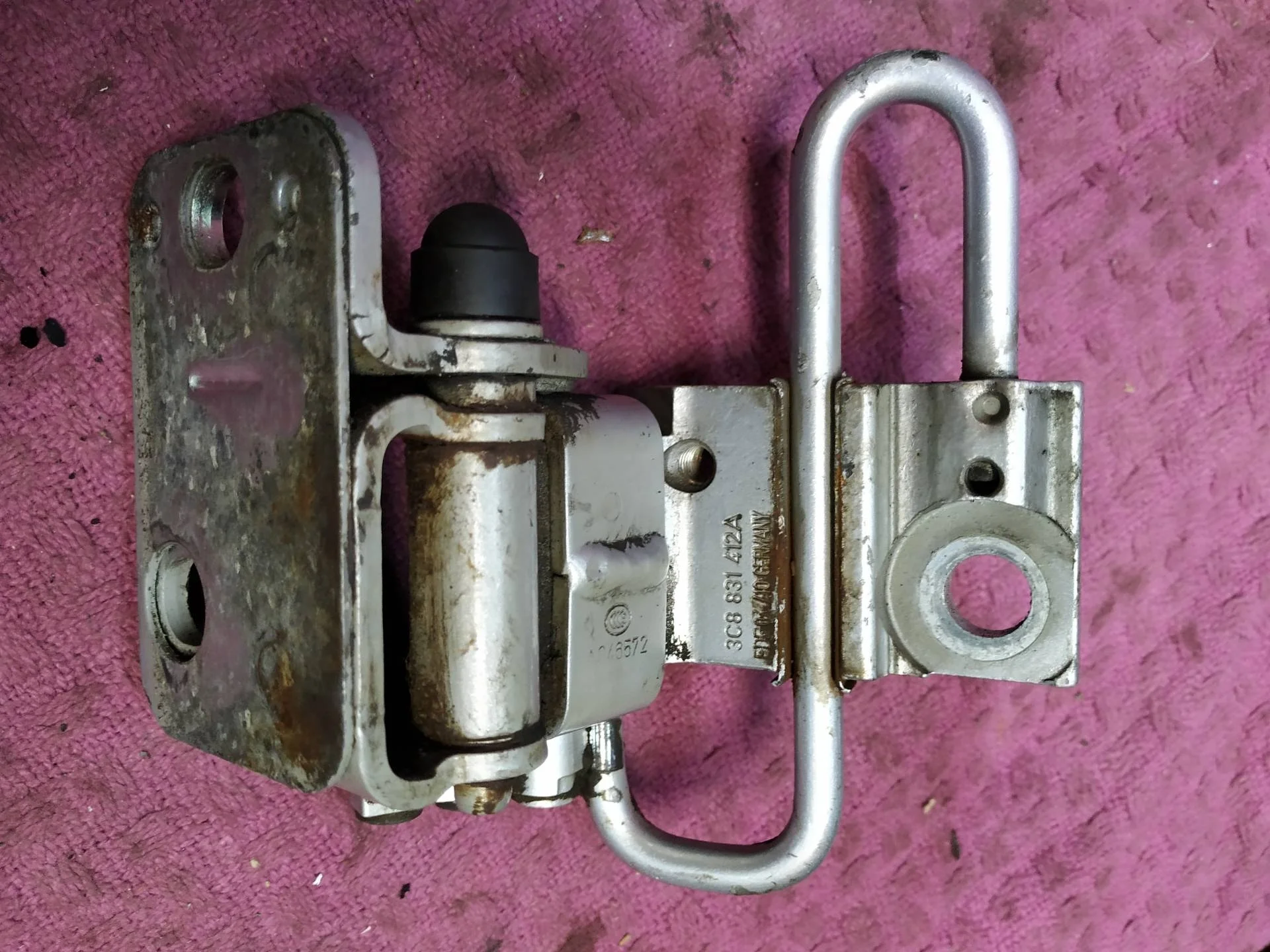 петля двери передней правой Volkswagen Passat CC  2008