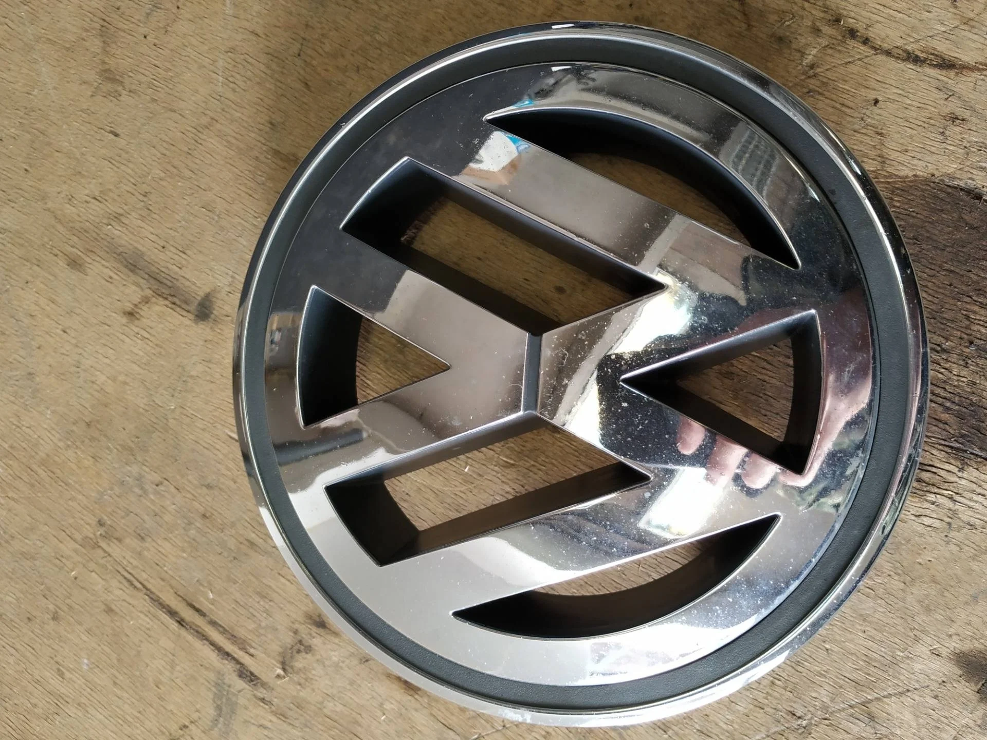 эмблема решетки радиатора Volkswagen Passat CC  2008