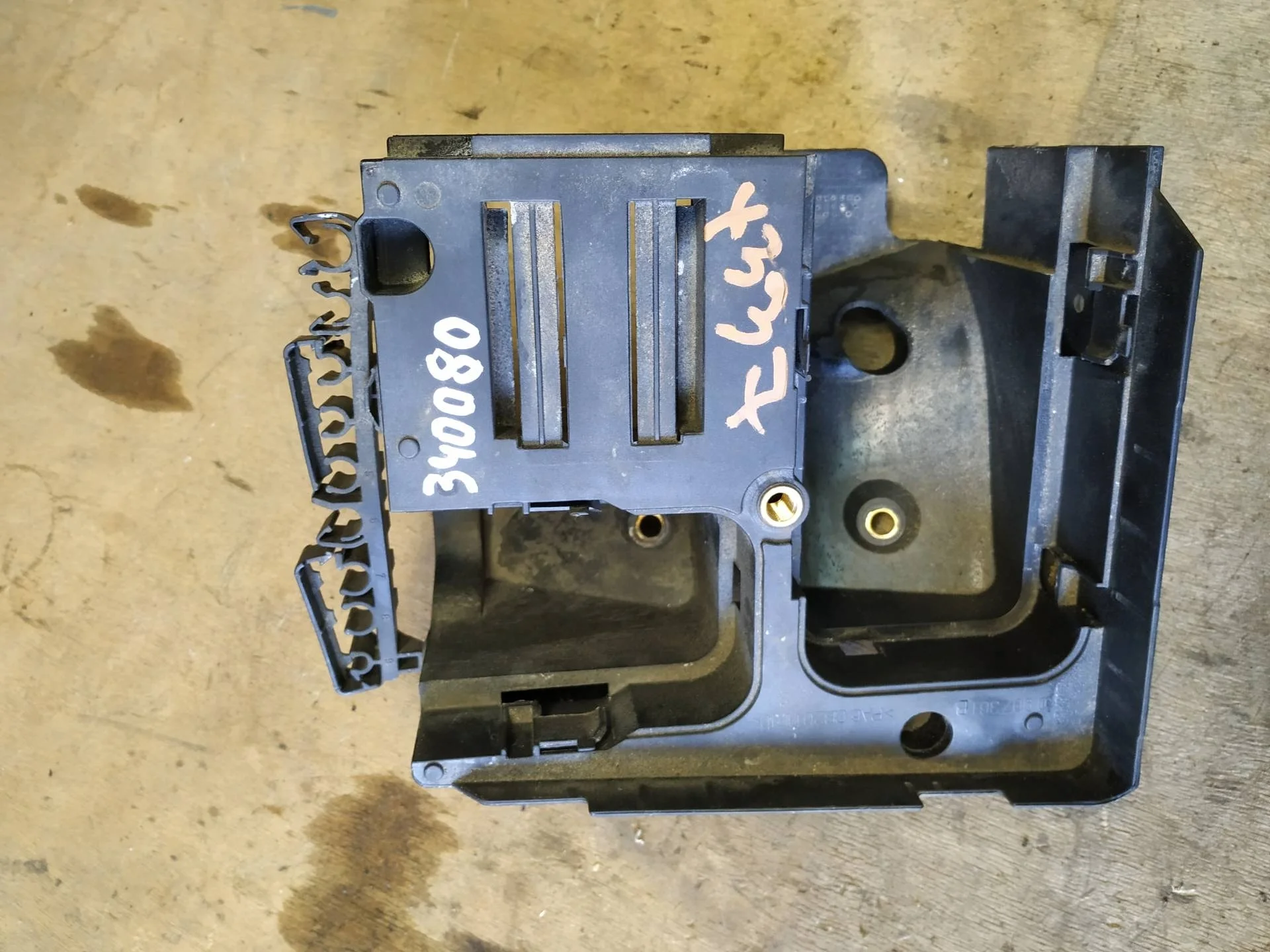 крепление блока предохранителей Volkswagen Passat CC  2008