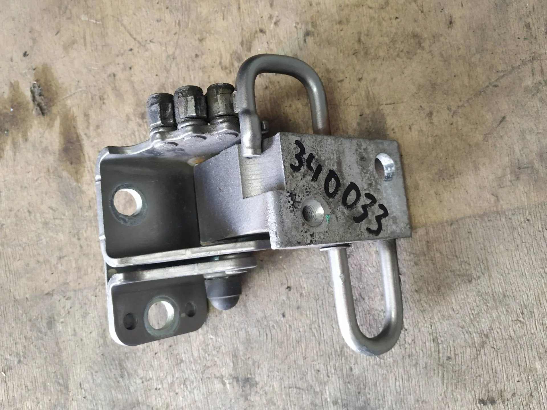 петля двери передней правой Volkswagen Passat CC  2008