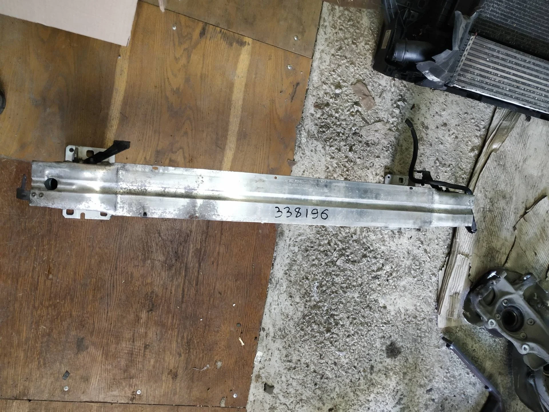 кронштейн усилителя переднего бампера Audi A4  2009