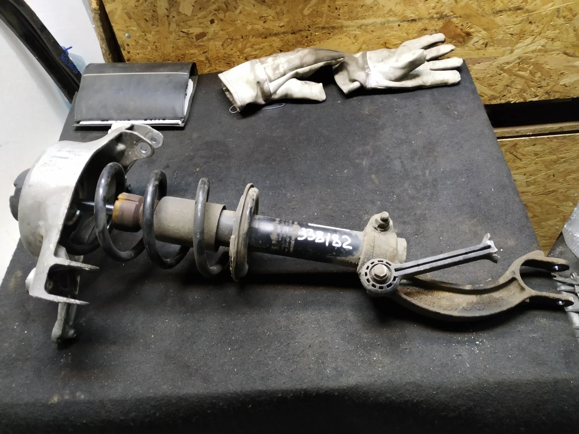 амортизатор передний правый Audi A4  2009