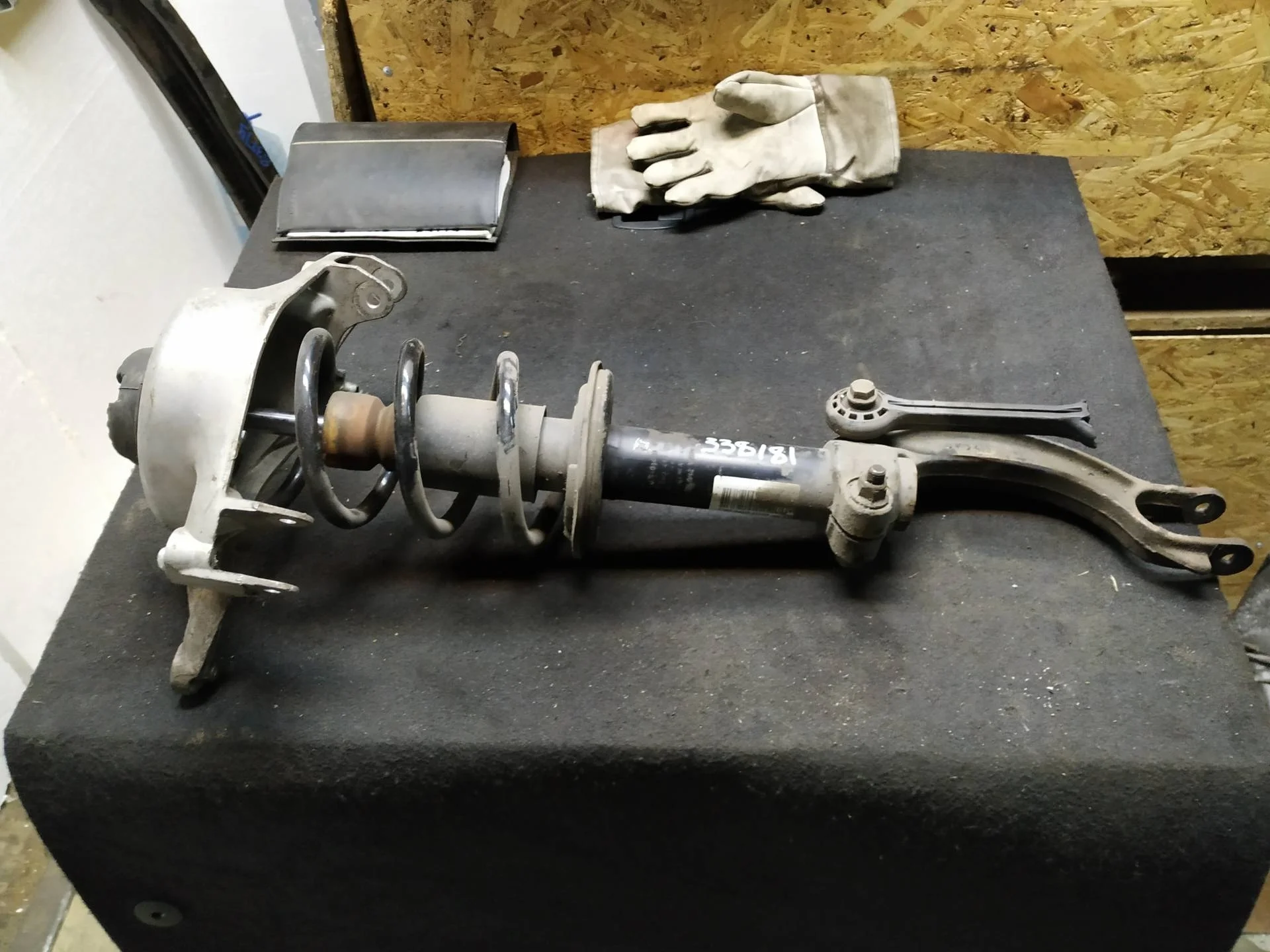 амортизатор передний левый Audi A4  2009