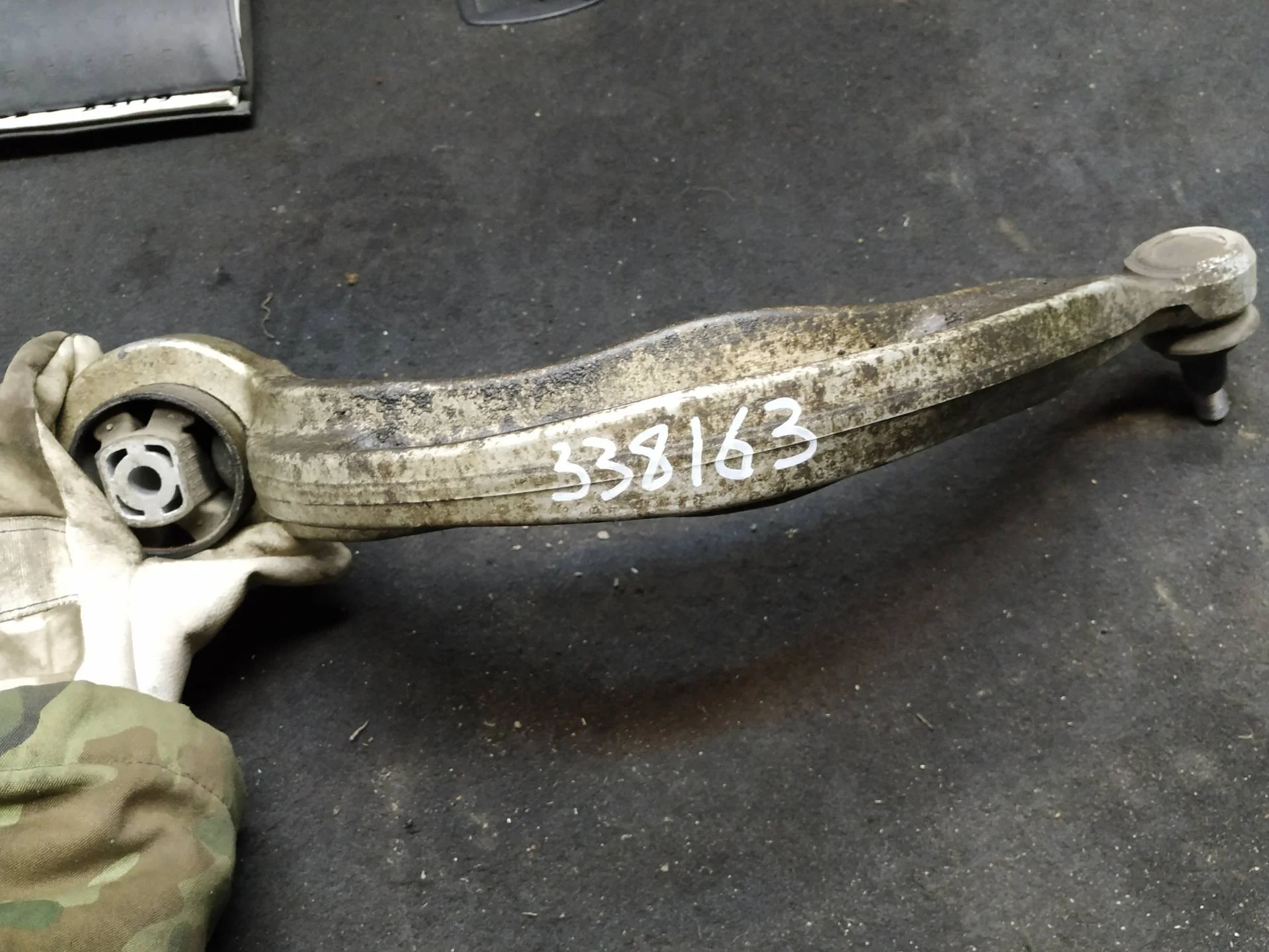 рычаг передний левый Audi A4  2009