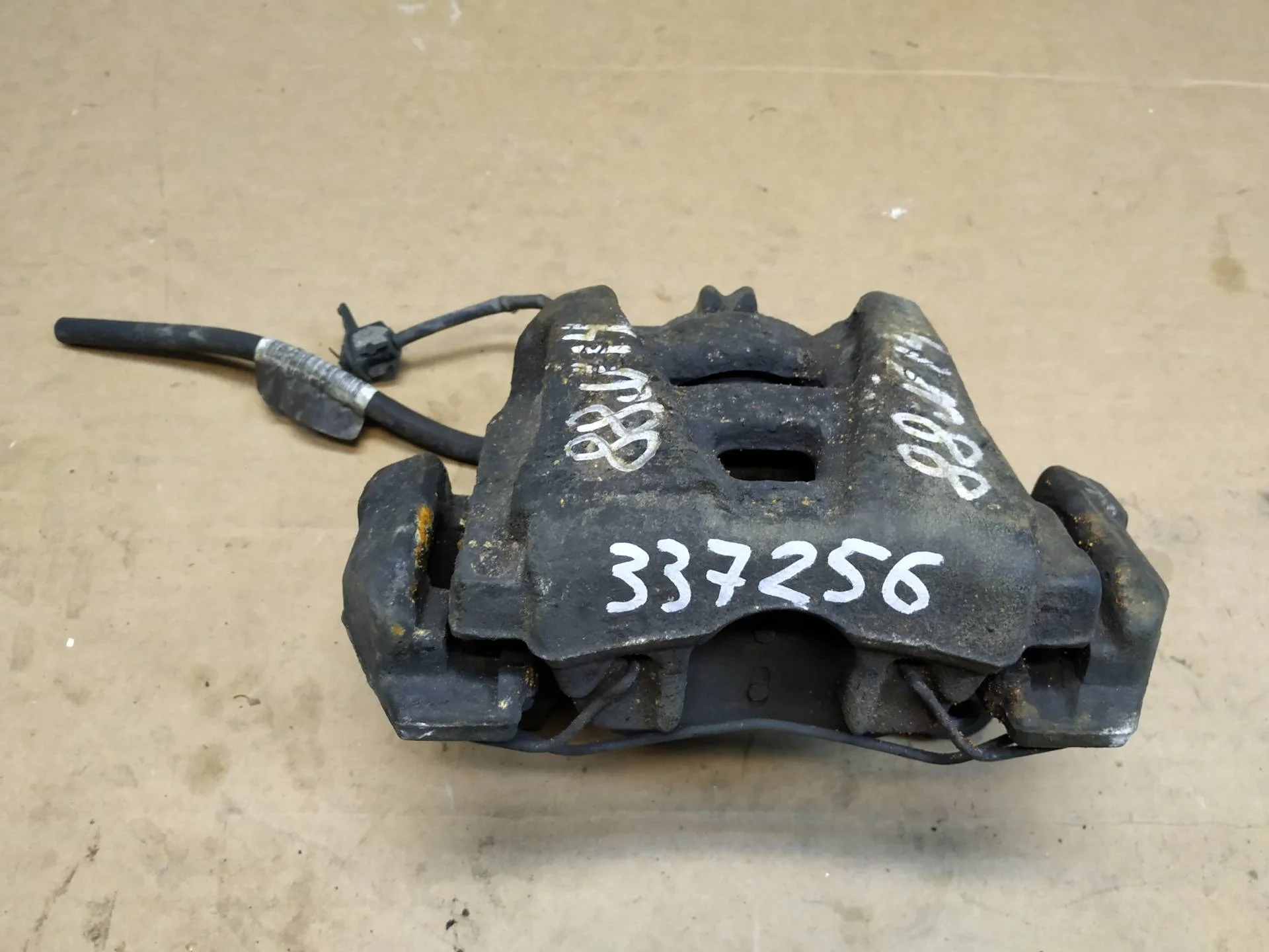 суппорт тормозной передний левый Audi A4  2009