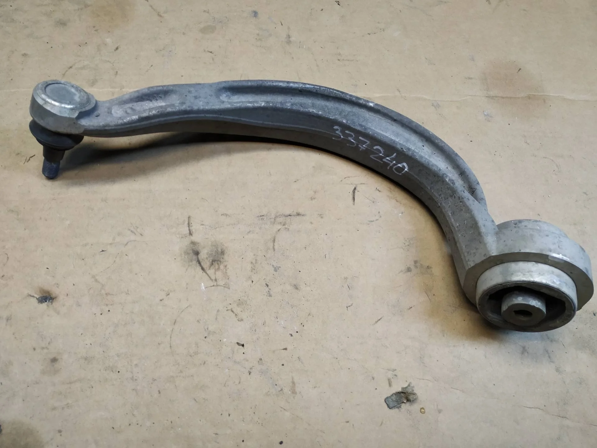 рычаг передний левый Audi A4  2009