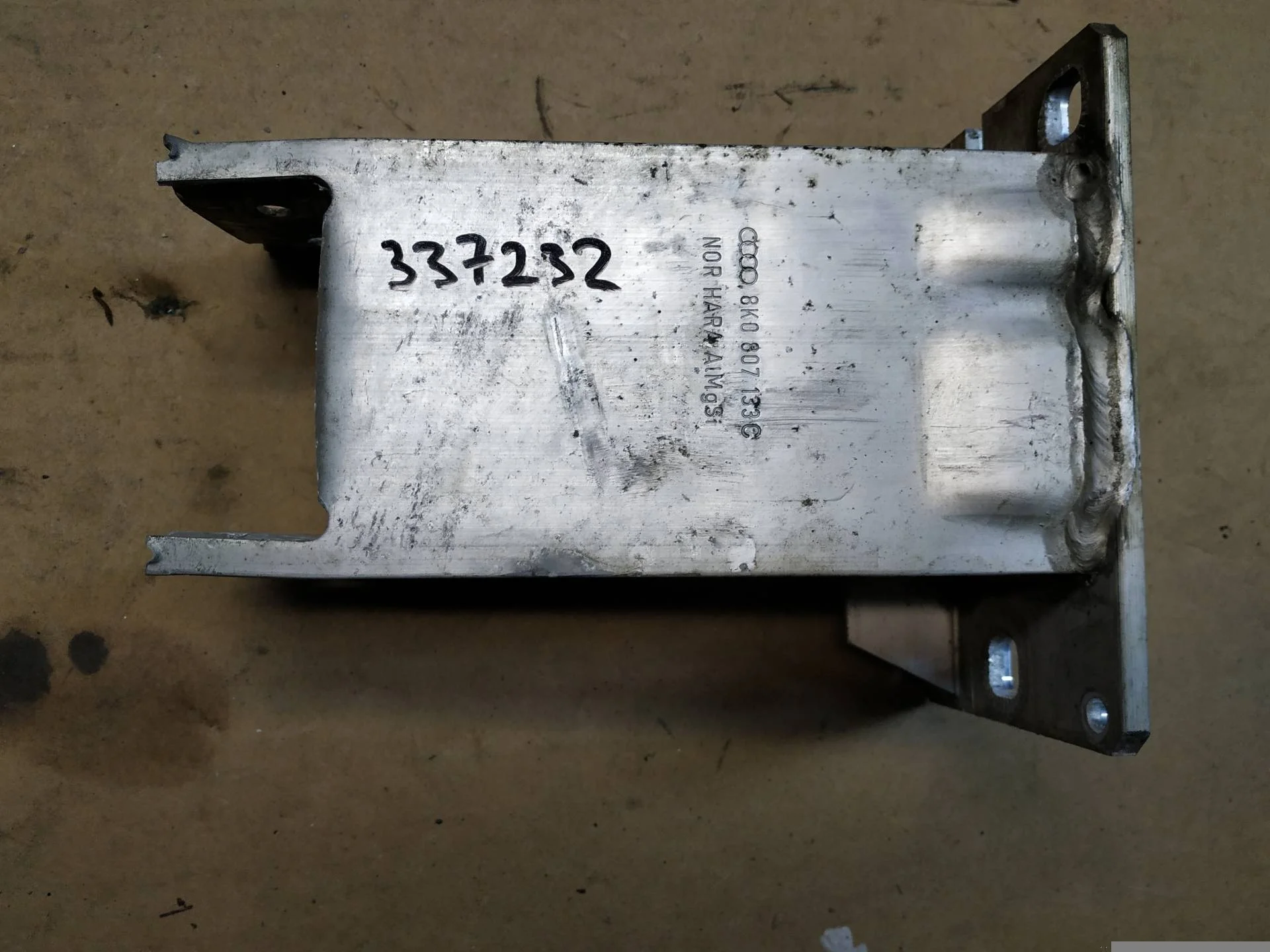 кронштейн усилителя переднего бампера Audi A4  2009