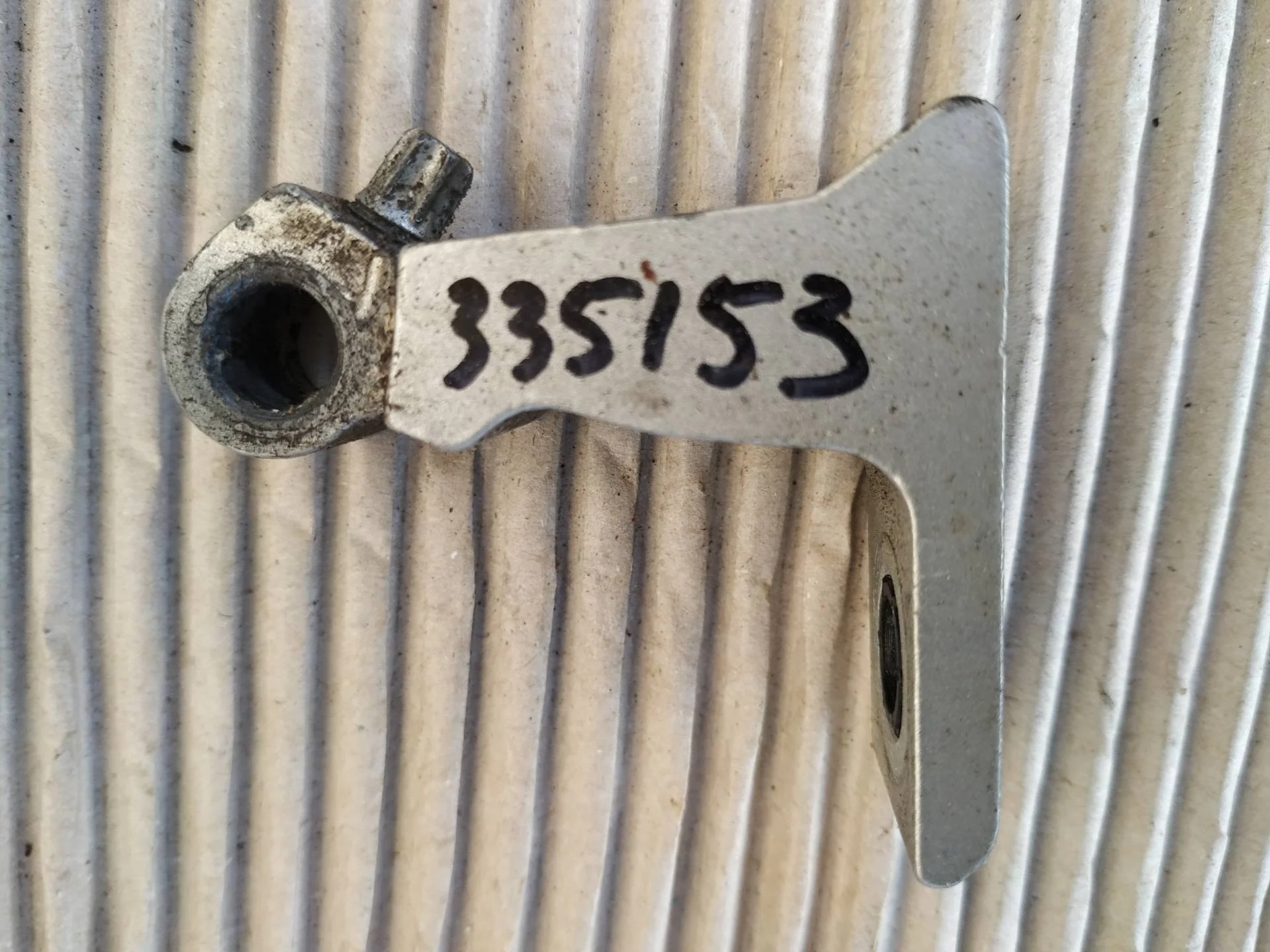 петля двери передней правой Audi A4  2013