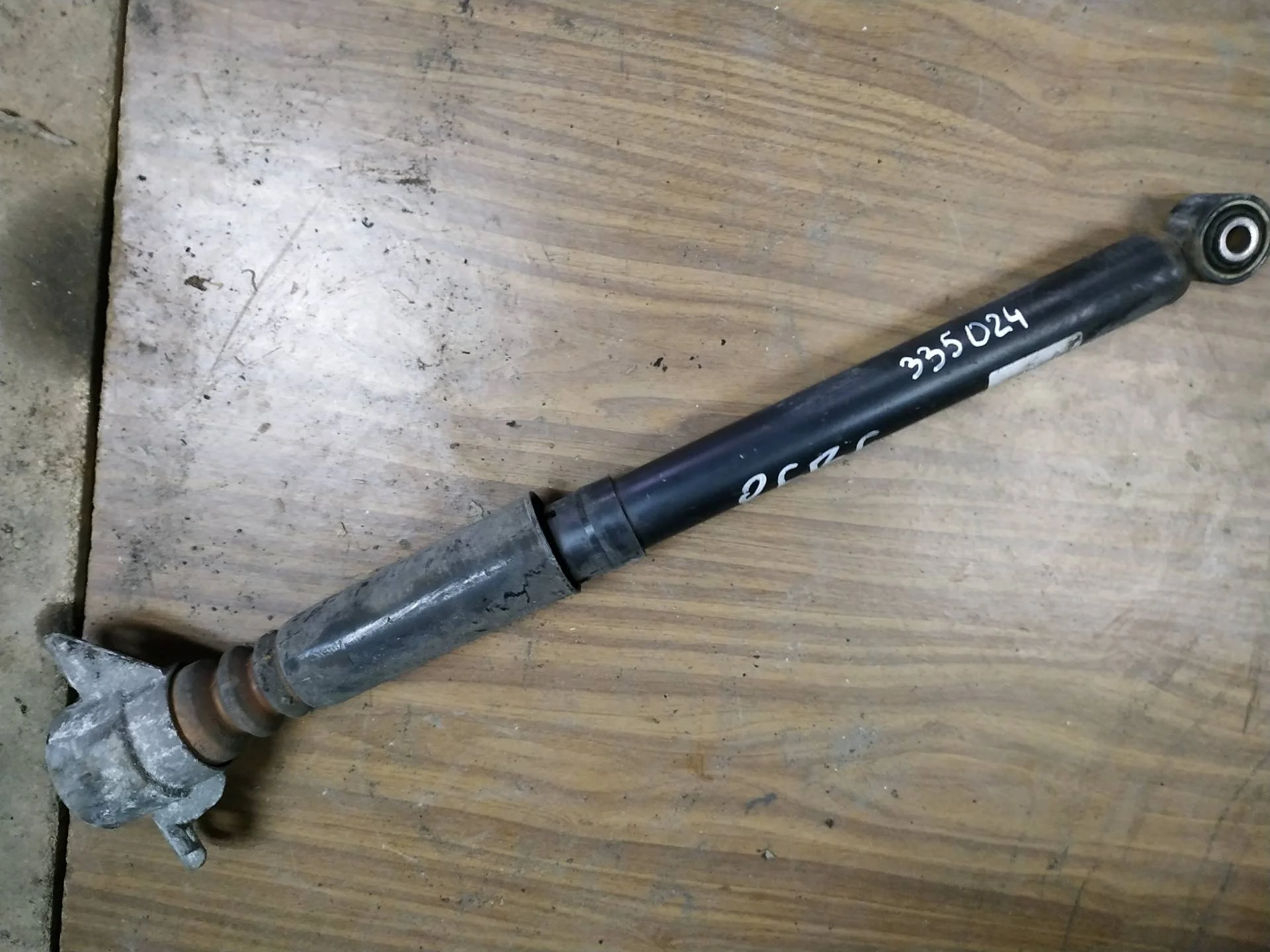 амортизатор задний Audi A4  2009