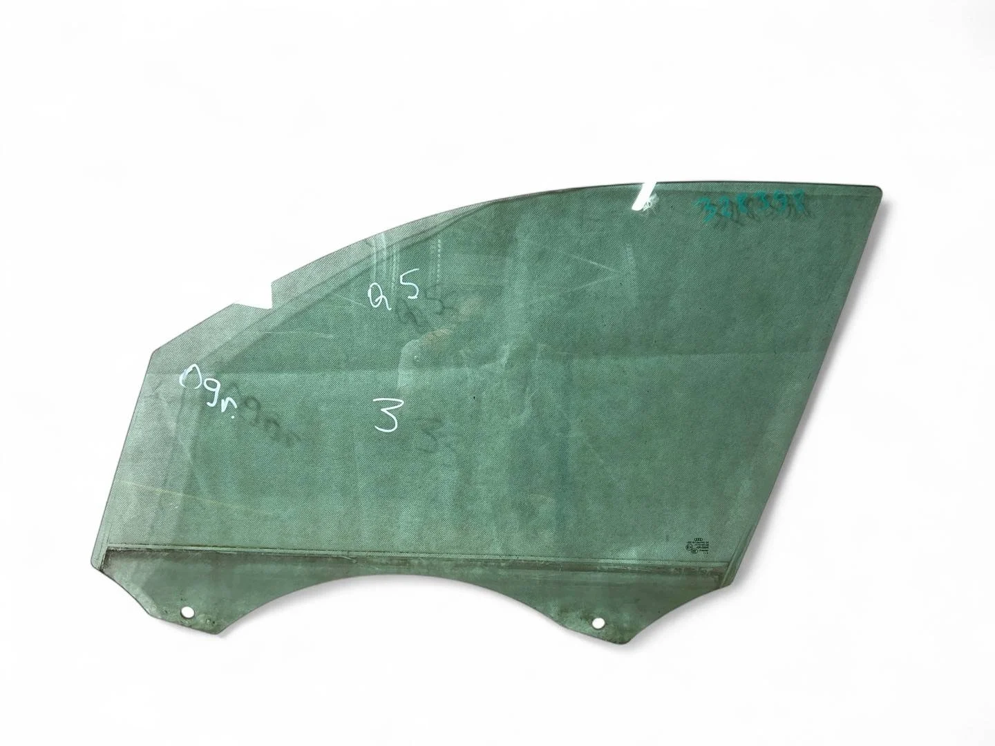 стекло двери передней левой Audi Q5  2010