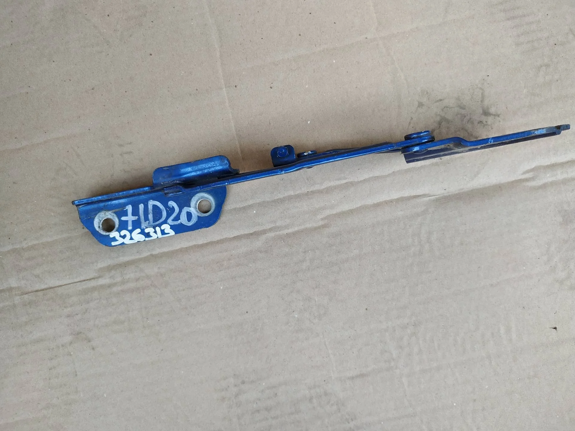 петля капота левая Volkswagen Caddy 3  2010